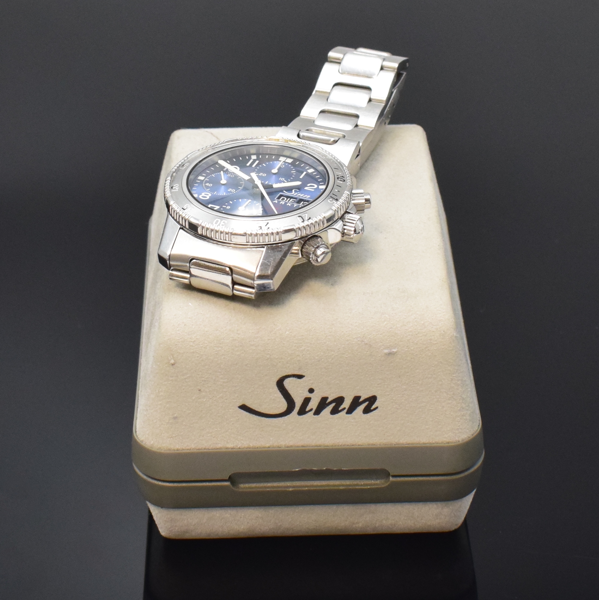 Detail e: SINN Armbandchronograph Arktis Referenz 203, Schweiz um 1995, Automatik, Edelstahlgeh. inkl. Gliederband m. Faltschl. u. Tauchverlängerung, Boden, ...