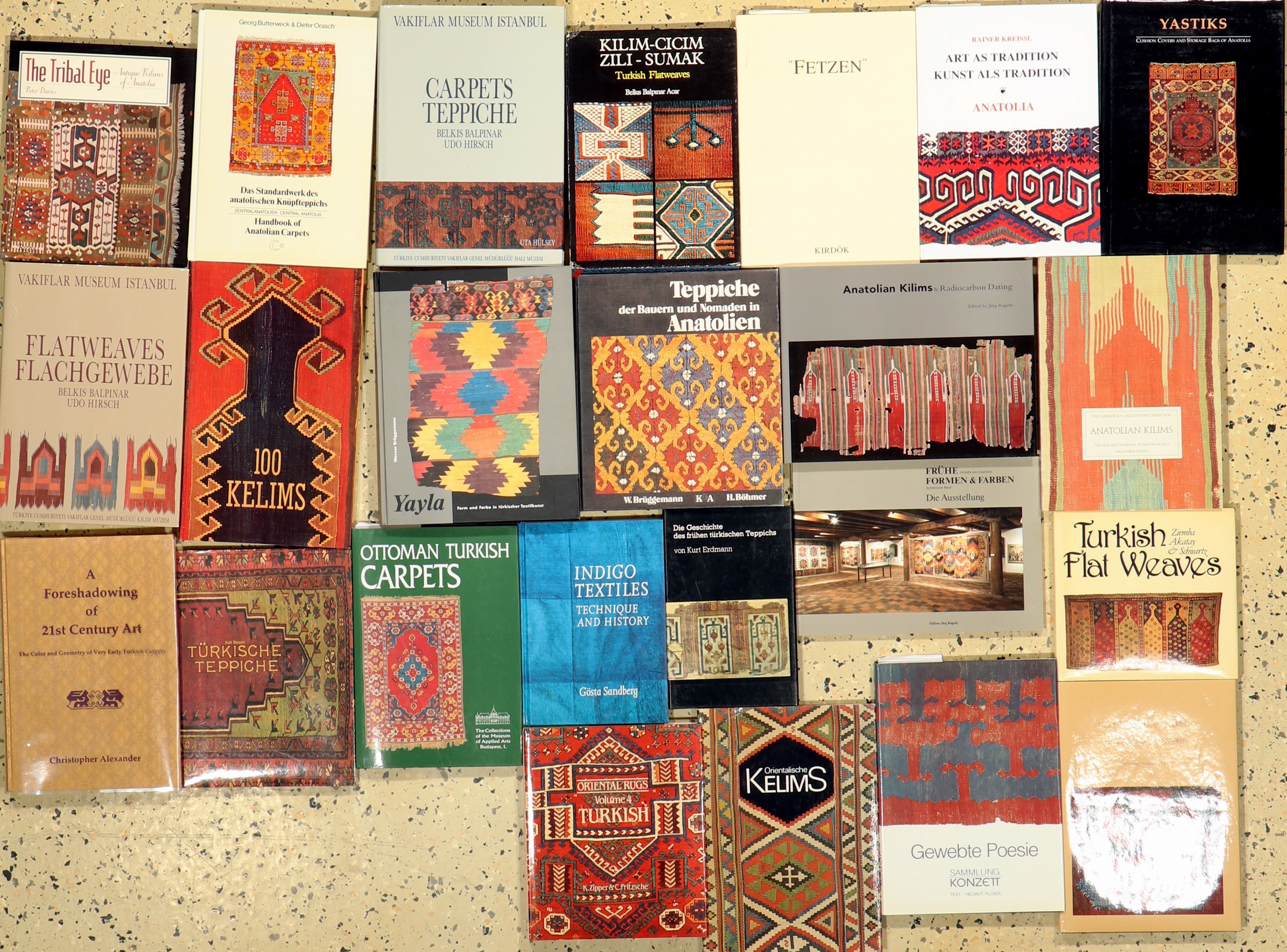 24 Positionen Teppichliteratur, (Flachgewebe, Kelim)