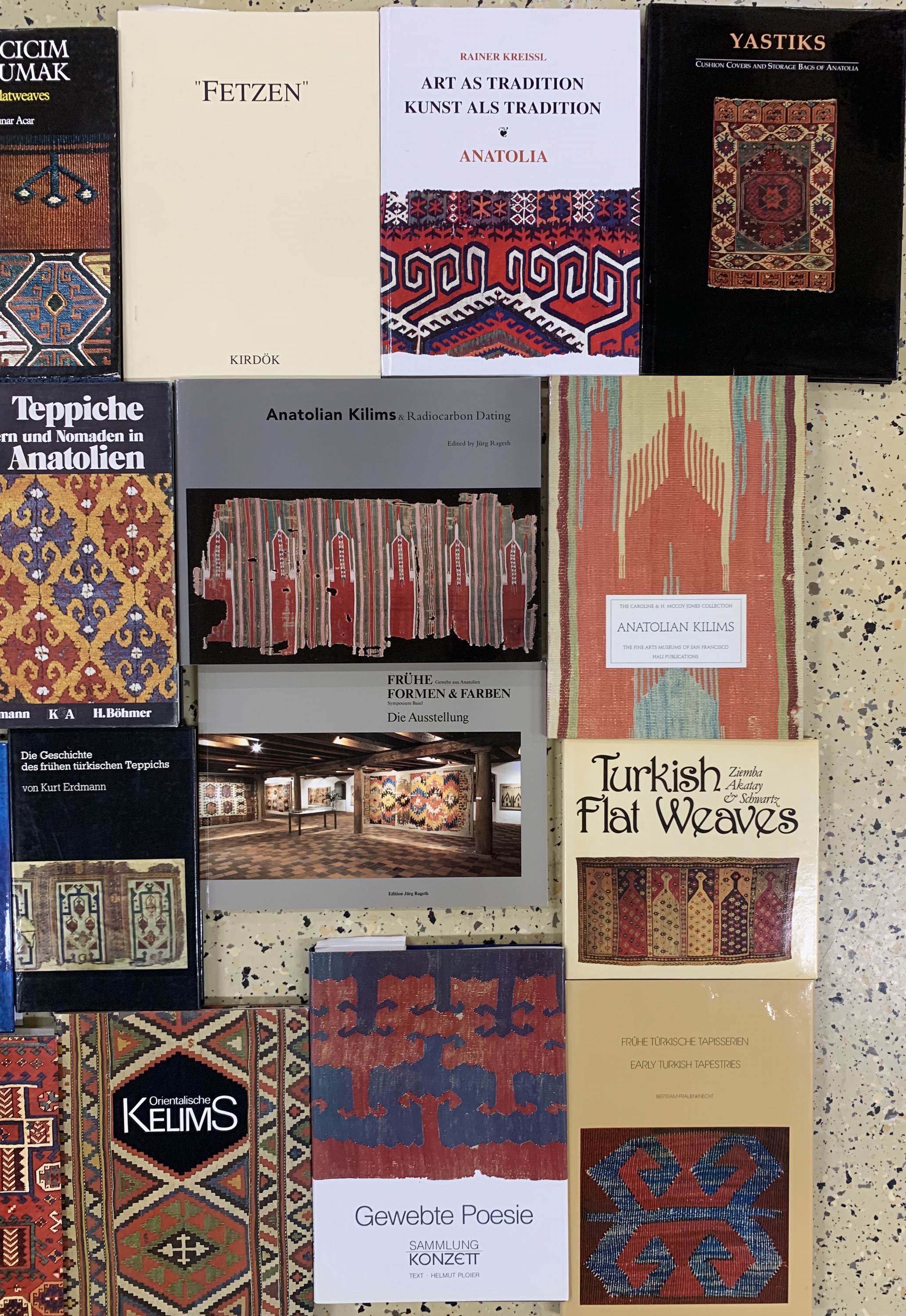 Detail a: 24 Positionen Teppichliteratur, (Flachgewebe, Kelim)