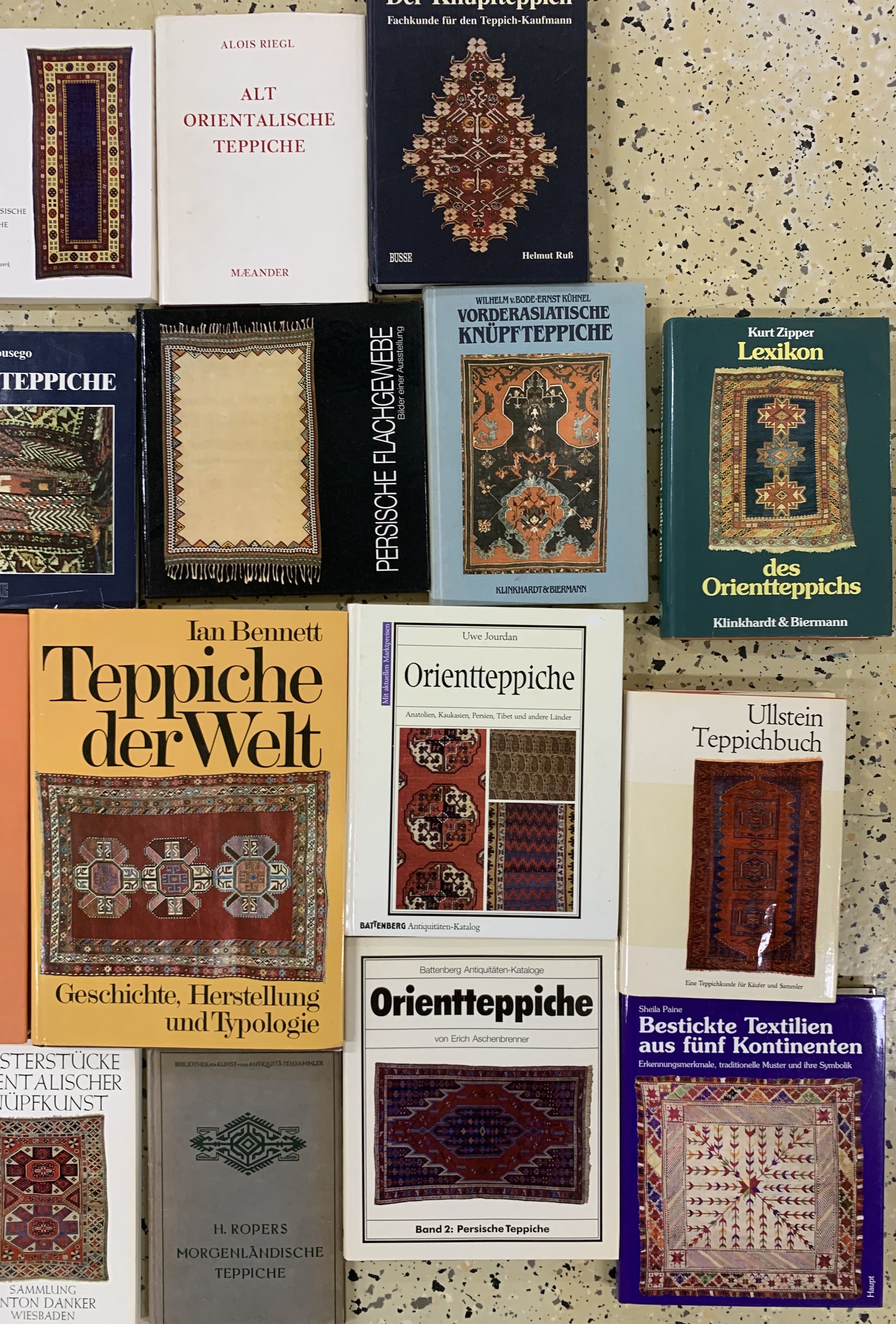 Detail a: 24 Positionen Teppichliteratur 
