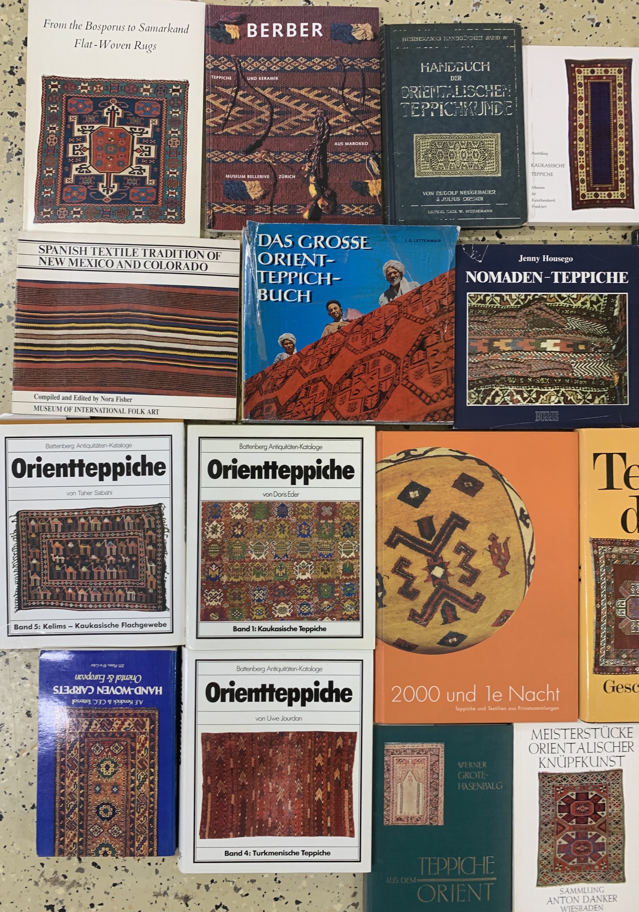 Detail b: 24 Positionen Teppichliteratur 