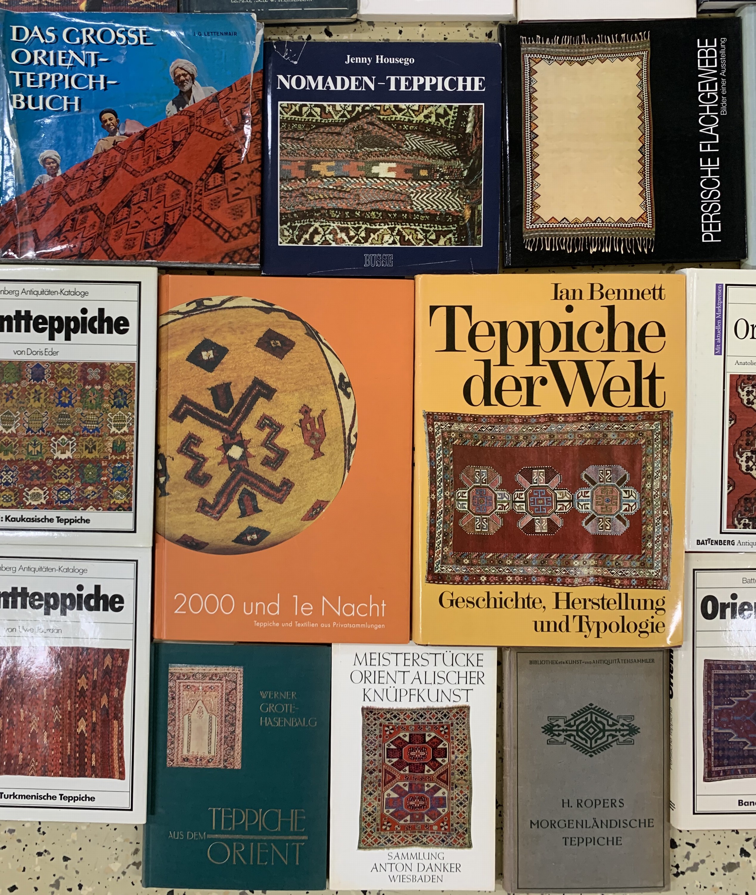 Detail c: 24 Positionen Teppichliteratur 