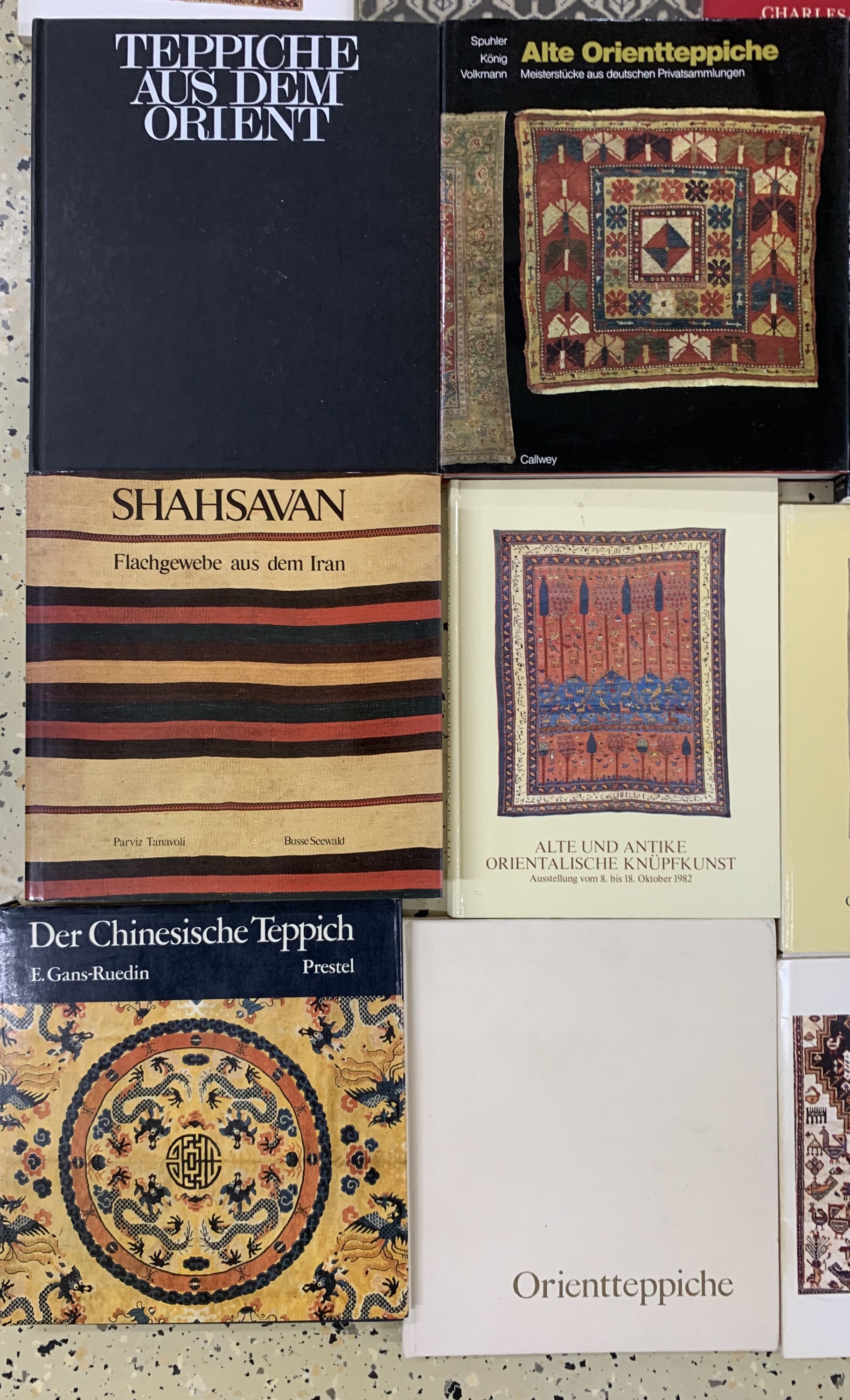 Detail b: 25 Positionen Teppichliteratur, 