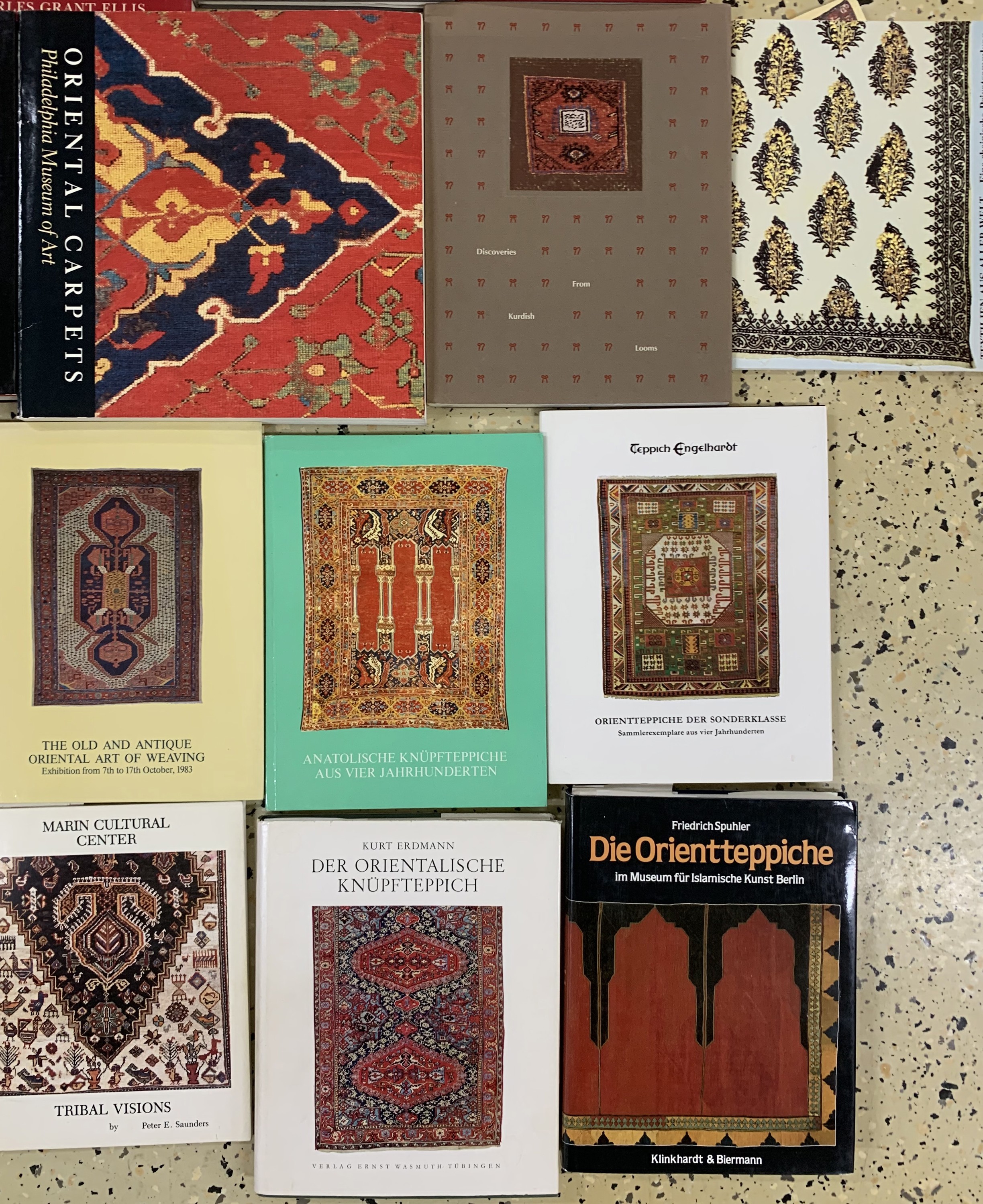 Detail c: 25 Positionen Teppichliteratur, 