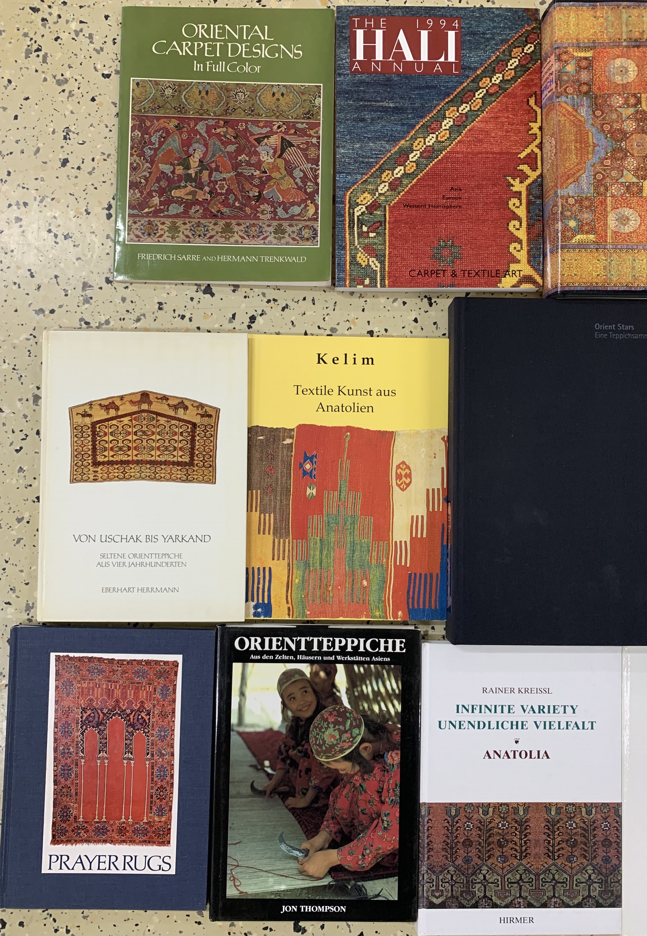 Detail b: 15 Positionen Teppichliteratur, 