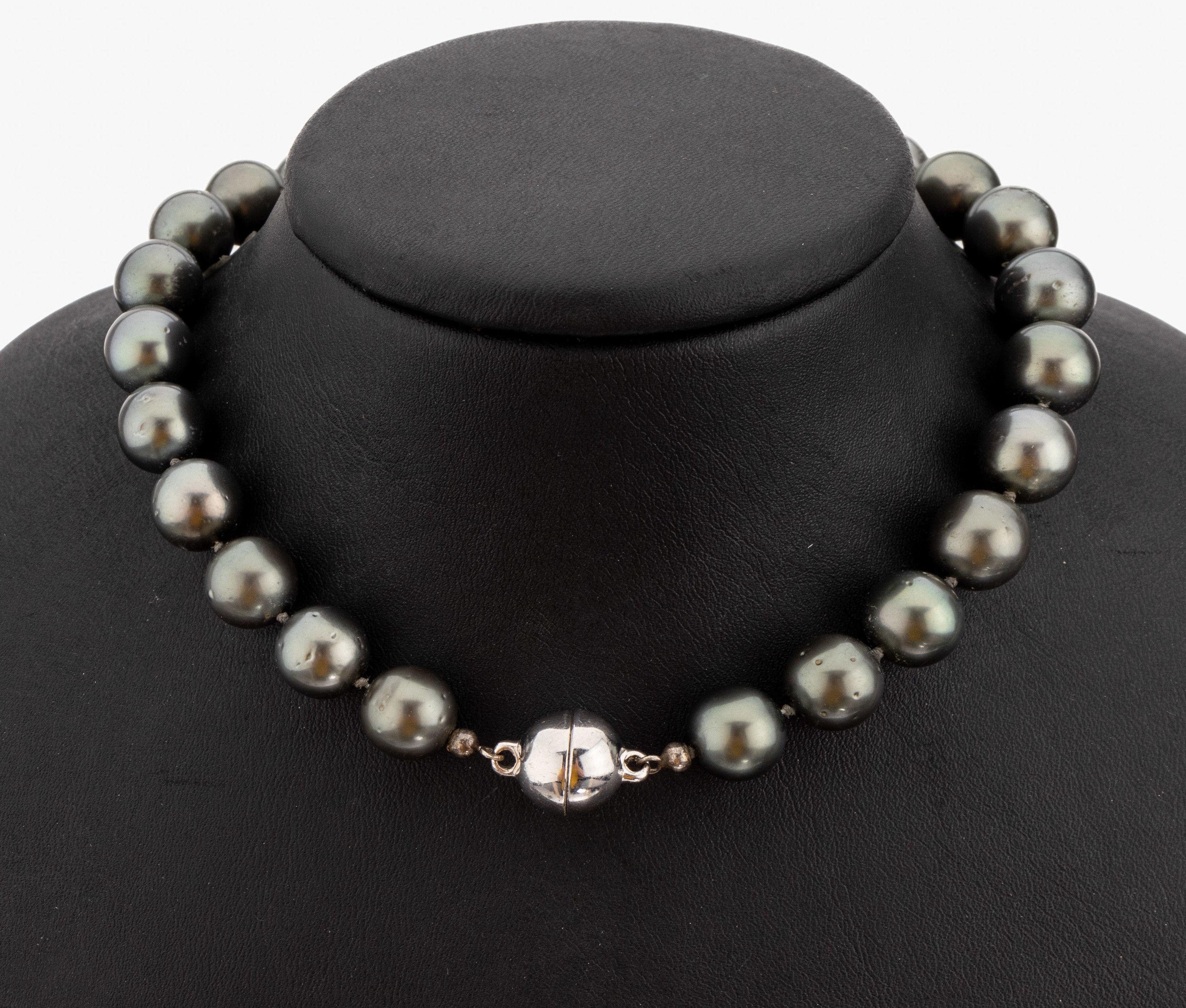 Zuchtperl-Collier, 37 Tahitizuchtperlen im Verlauf, D. ca. 11.0 - 14.7 mm, L. ca. 52 cm, Magnetschliesse 925er Silber