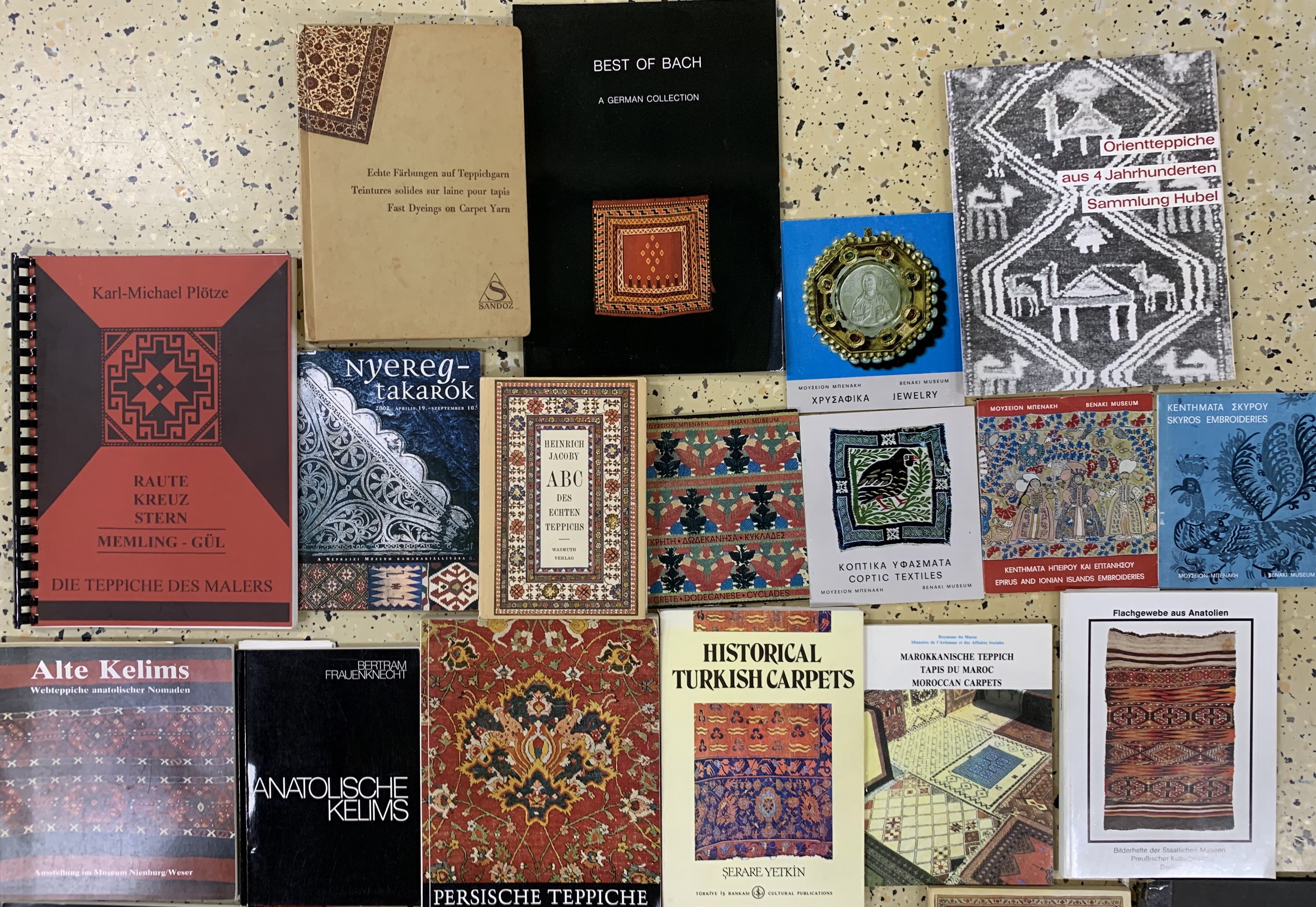 Detail a: 30 Positionen Teppichprospekte/Bücher, 