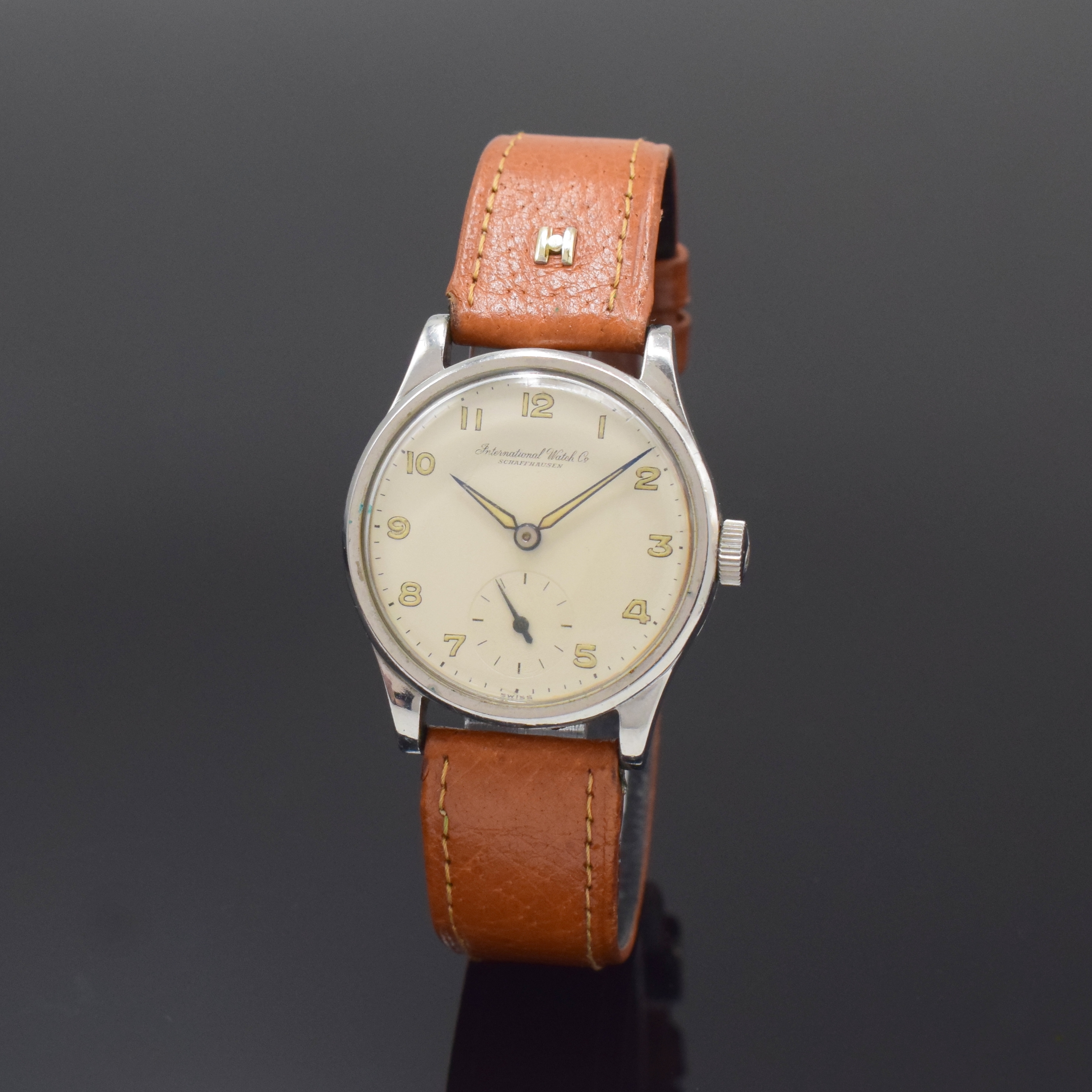 IWC Armbanduhr Kaliber 83 in Stahl, Schweiz um 1937, Handaufzug, Boden verschr., vers. Zifferbl. m. arab. Leuchtzahlen, gebl. Leuchtzeiger, kl. Sek. ...