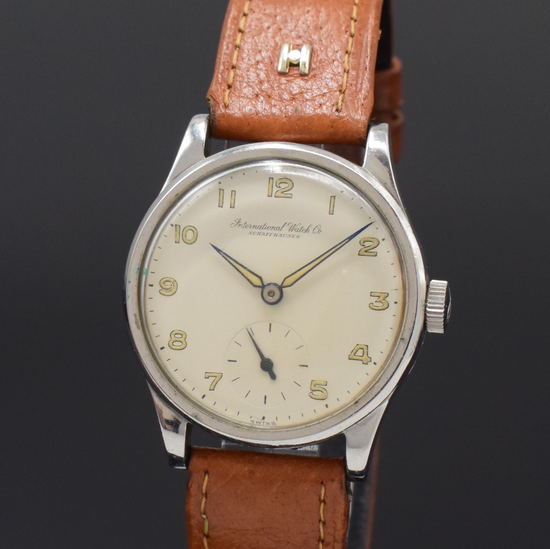 Detail a: IWC Armbanduhr Kaliber 83 in Stahl, Schweiz um 1937, Handaufzug, Boden verschr., vers. Zifferbl. m. arab. Leuchtzahlen, gebl. Leuchtzeiger, kl. Sek. ...