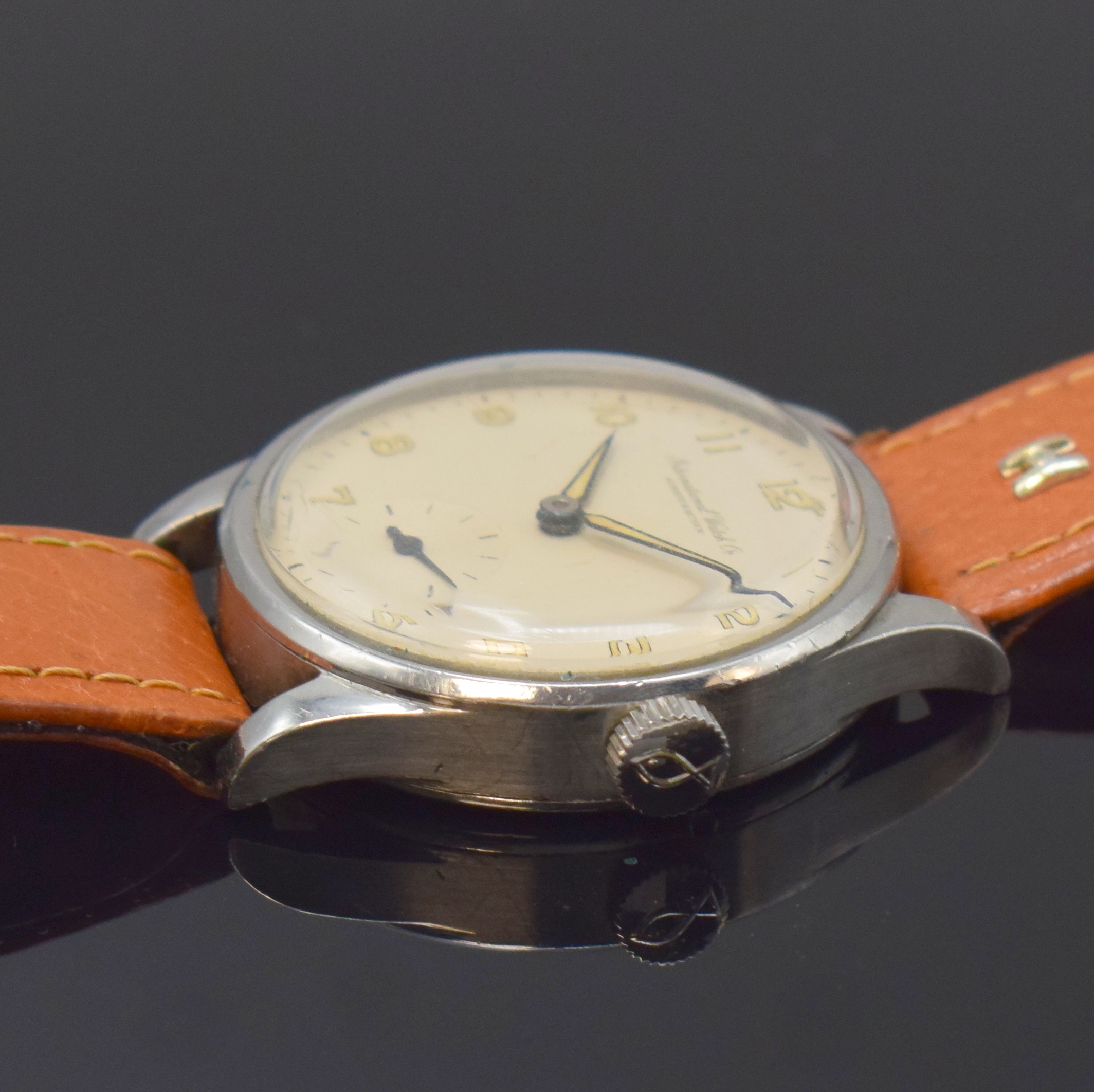 Detail b: IWC Armbanduhr Kaliber 83 in Stahl, Schweiz um 1937, Handaufzug, Boden verschr., vers. Zifferbl. m. arab. Leuchtzahlen, gebl. Leuchtzeiger, kl. Sek. ...