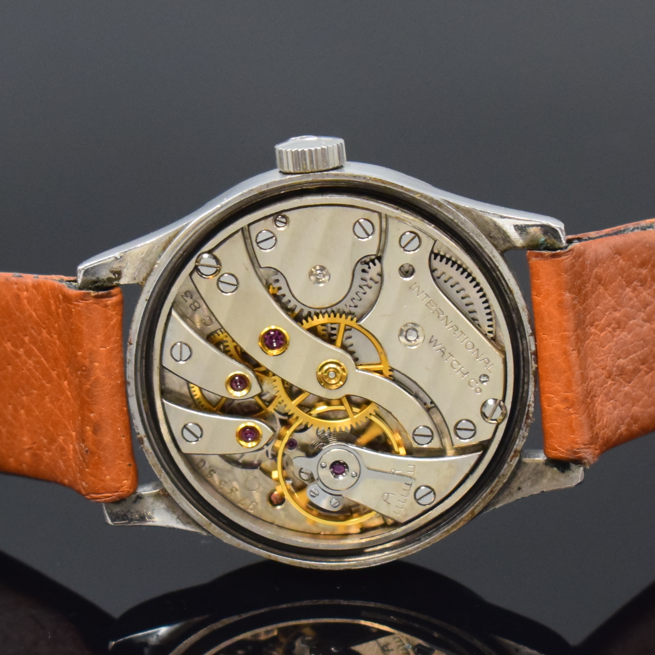 Detail d: IWC Armbanduhr Kaliber 83 in Stahl, Schweiz um 1937, Handaufzug, Boden verschr., vers. Zifferbl. m. arab. Leuchtzahlen, gebl. Leuchtzeiger, kl. Sek. ...