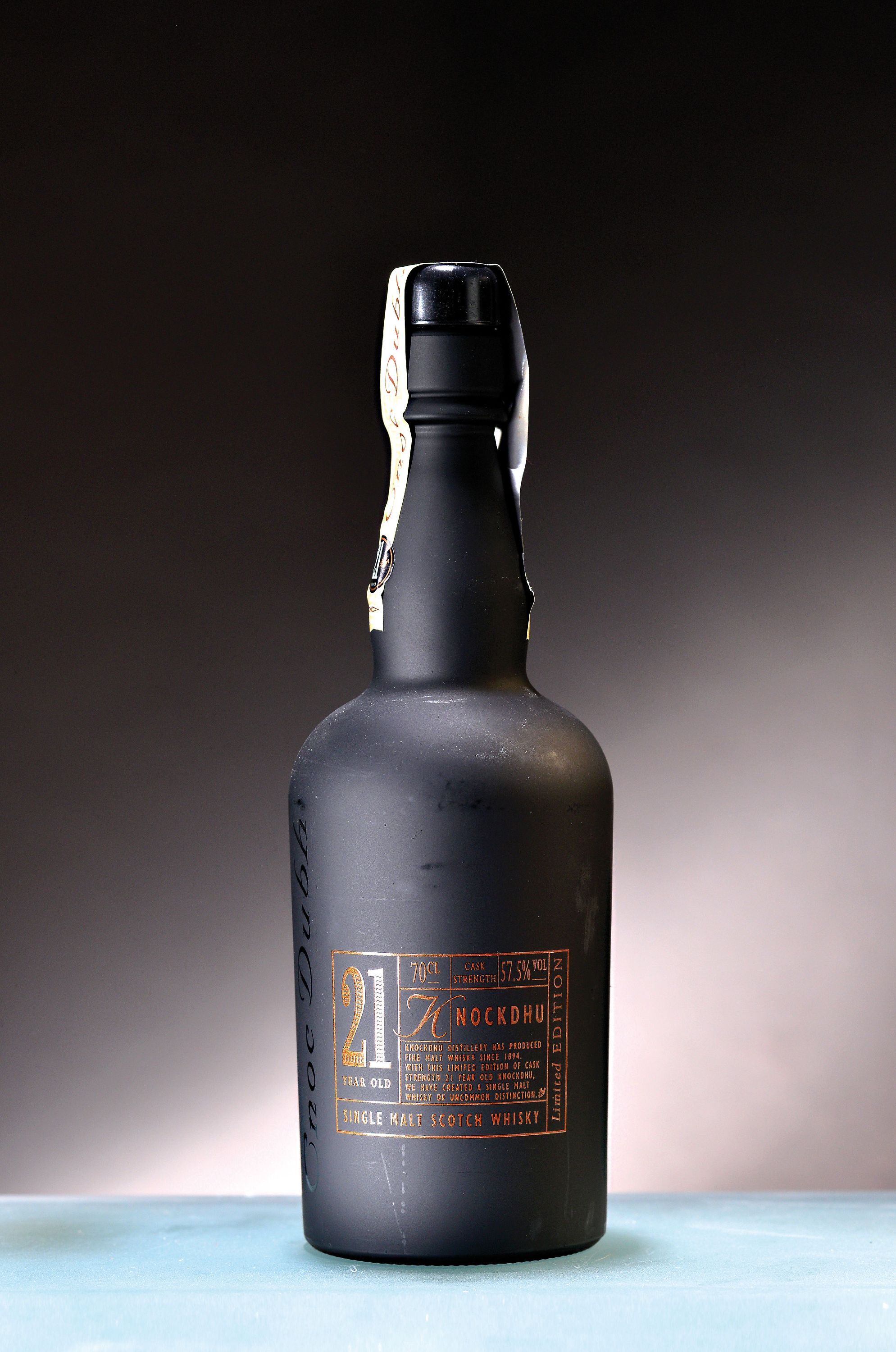 Detail a: 1 Flasche Knockdhu Limited Edition, 21 Jahre alt, Single Malt Scotch, ca. 70cl, 57,5%Vol., eine von 6200 Flaschen, abgefüllt ca. 1999, in orig. ...
