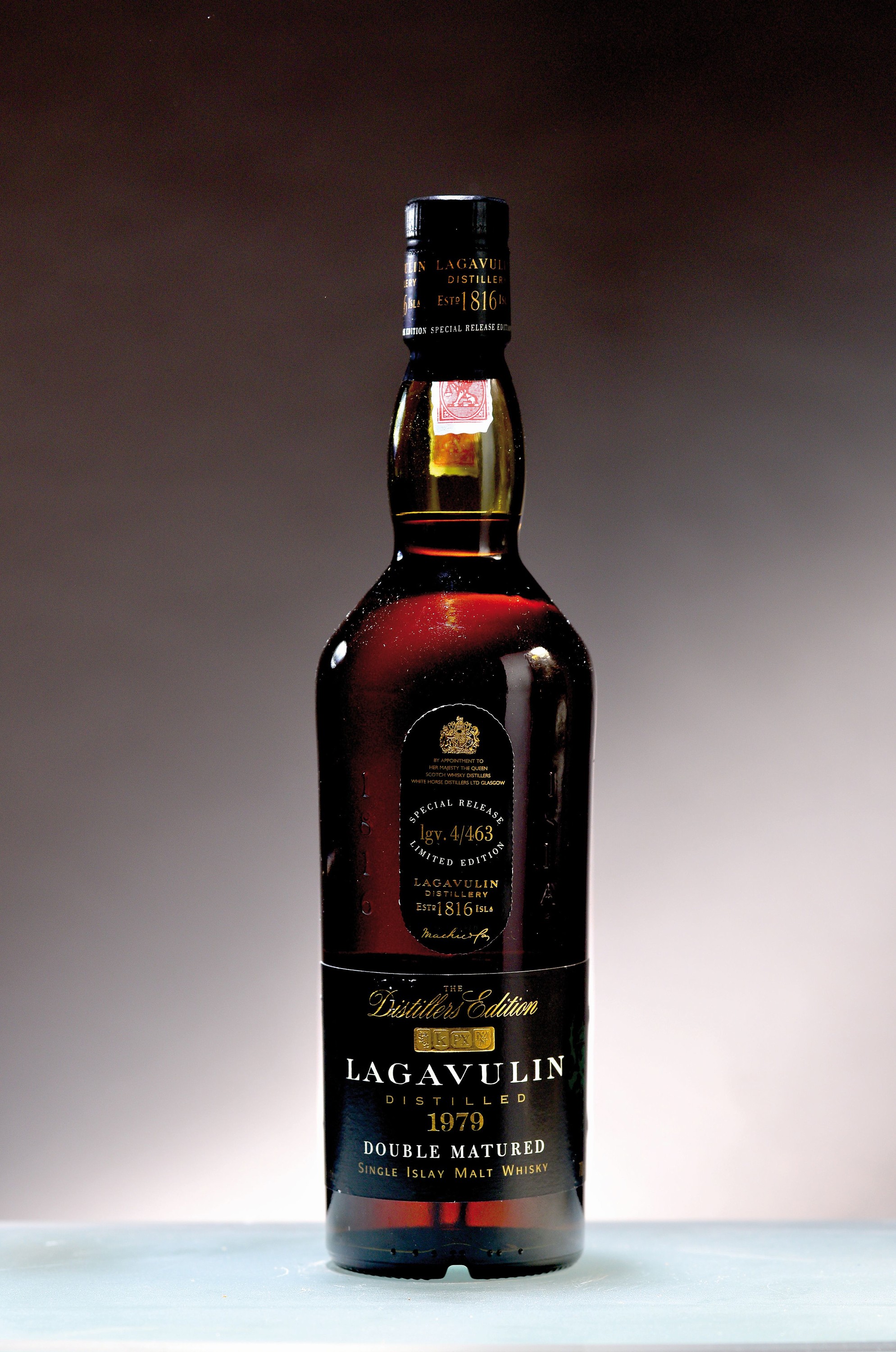 1 Flasche 1979 Lagavulin The Destillers Edition, Limited Edition Flasche No. 4 von 463, Single Islay Malt double matured, ca. 70cl, 43%Vol., into ...