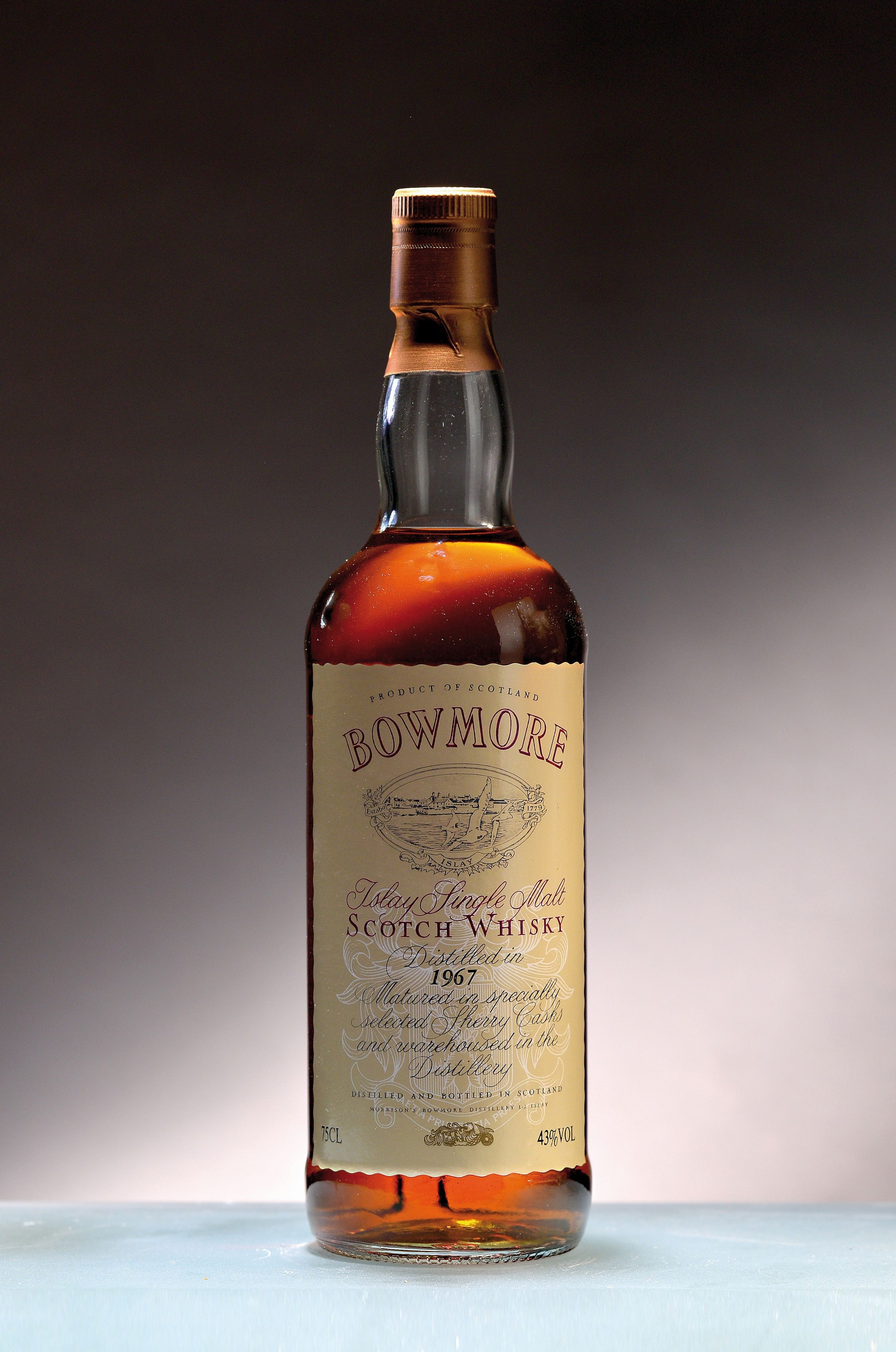 1 Flasche 1967 Bowmore, Islay Single Malt, in Sherry-Fässern gereift, ca. 75cl, 43%Vol., im orig. Karton, Upper mid shoulder