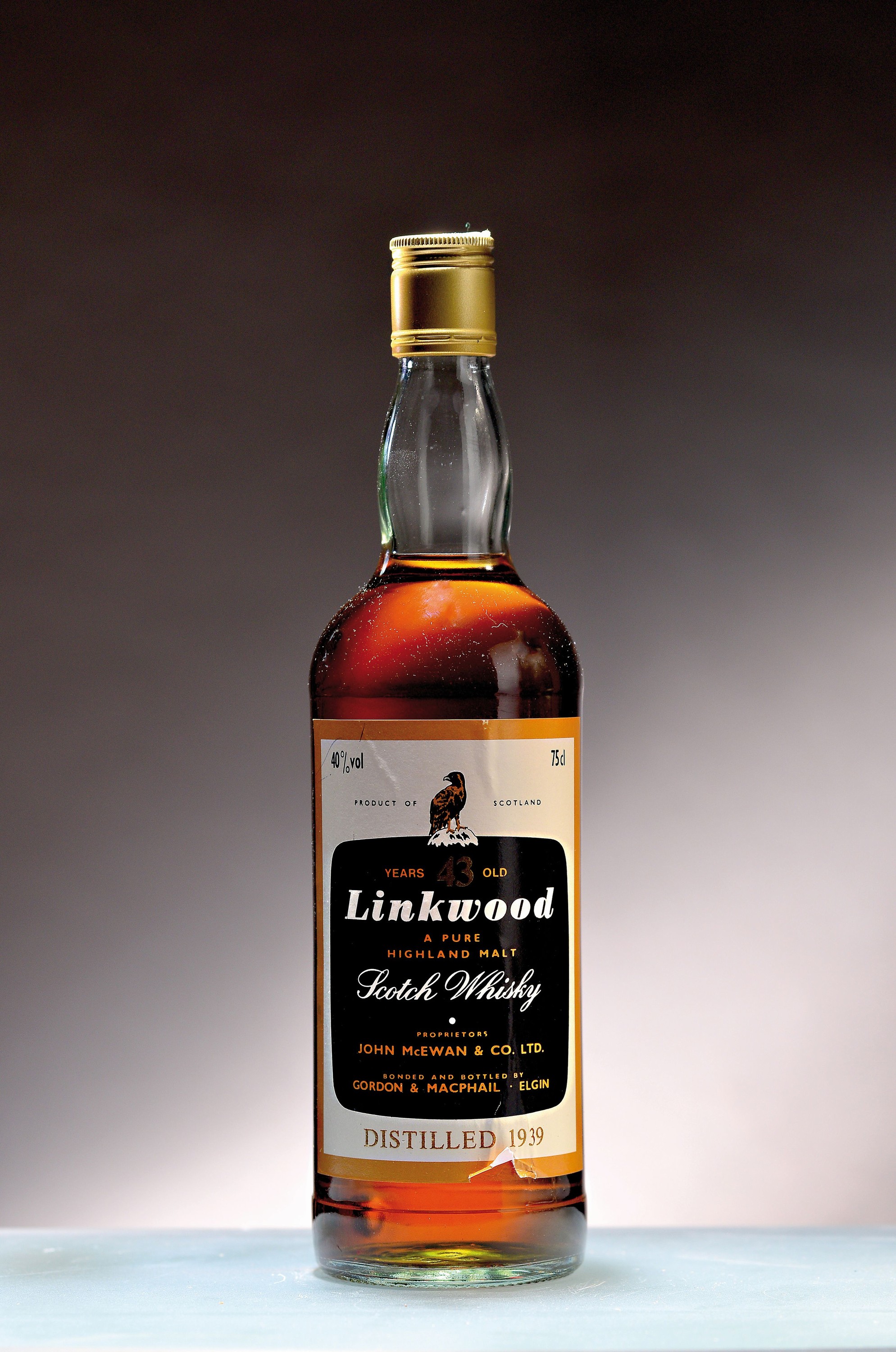 1 Flasche 1939 Linkwood, 43 Jahre alt, Pure Highland Malt, ca. 75cl, 40%Vol., into Neck, Etikett am unteren Rand l. lädiert, in G&M Karton