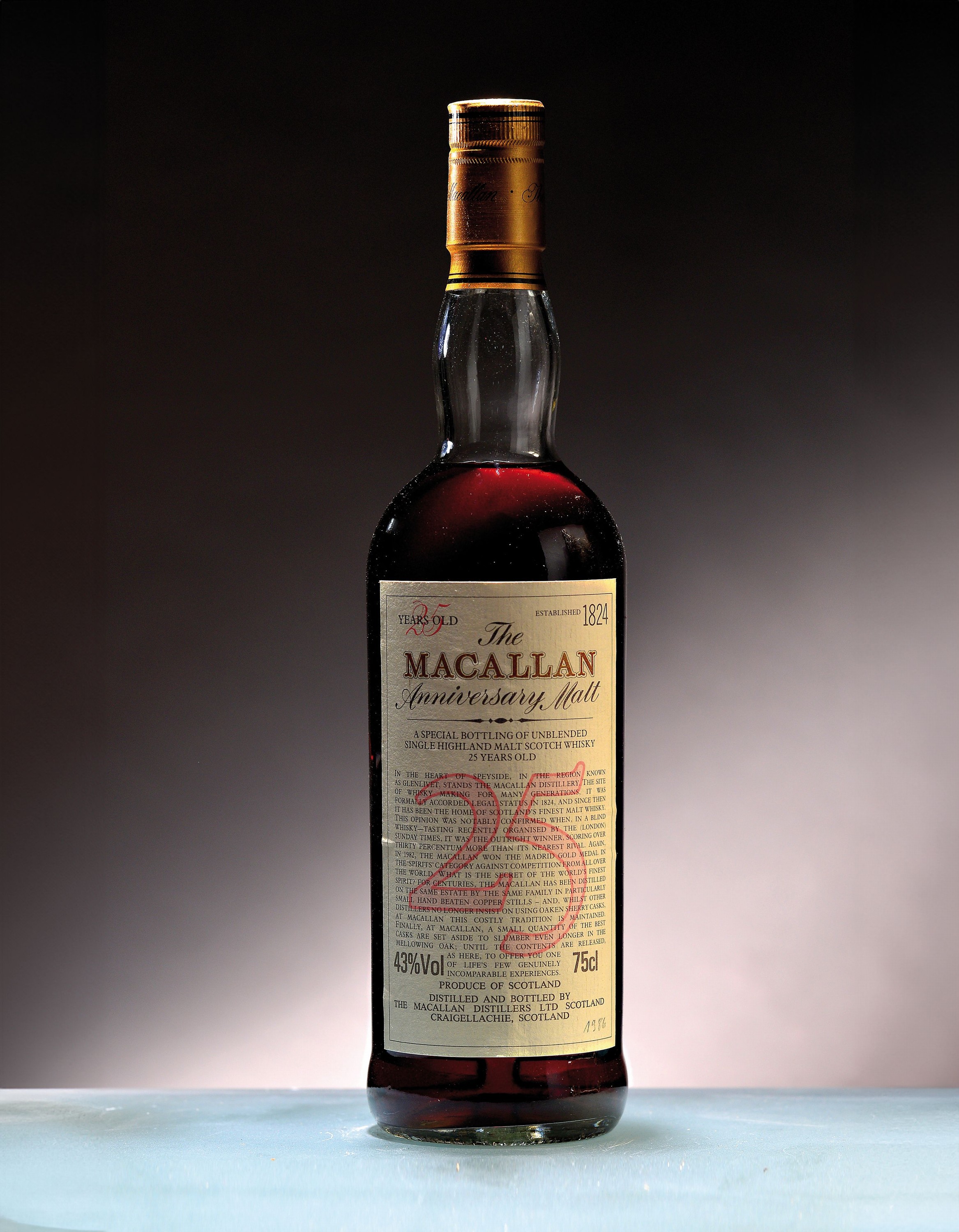 1 Flasche The Macallan Anniversary Malt 25 Jahre alt, abgefüllt vor 1986, ca. 75cl, 43%Vol., top shoulder, in orig. Holzkiste