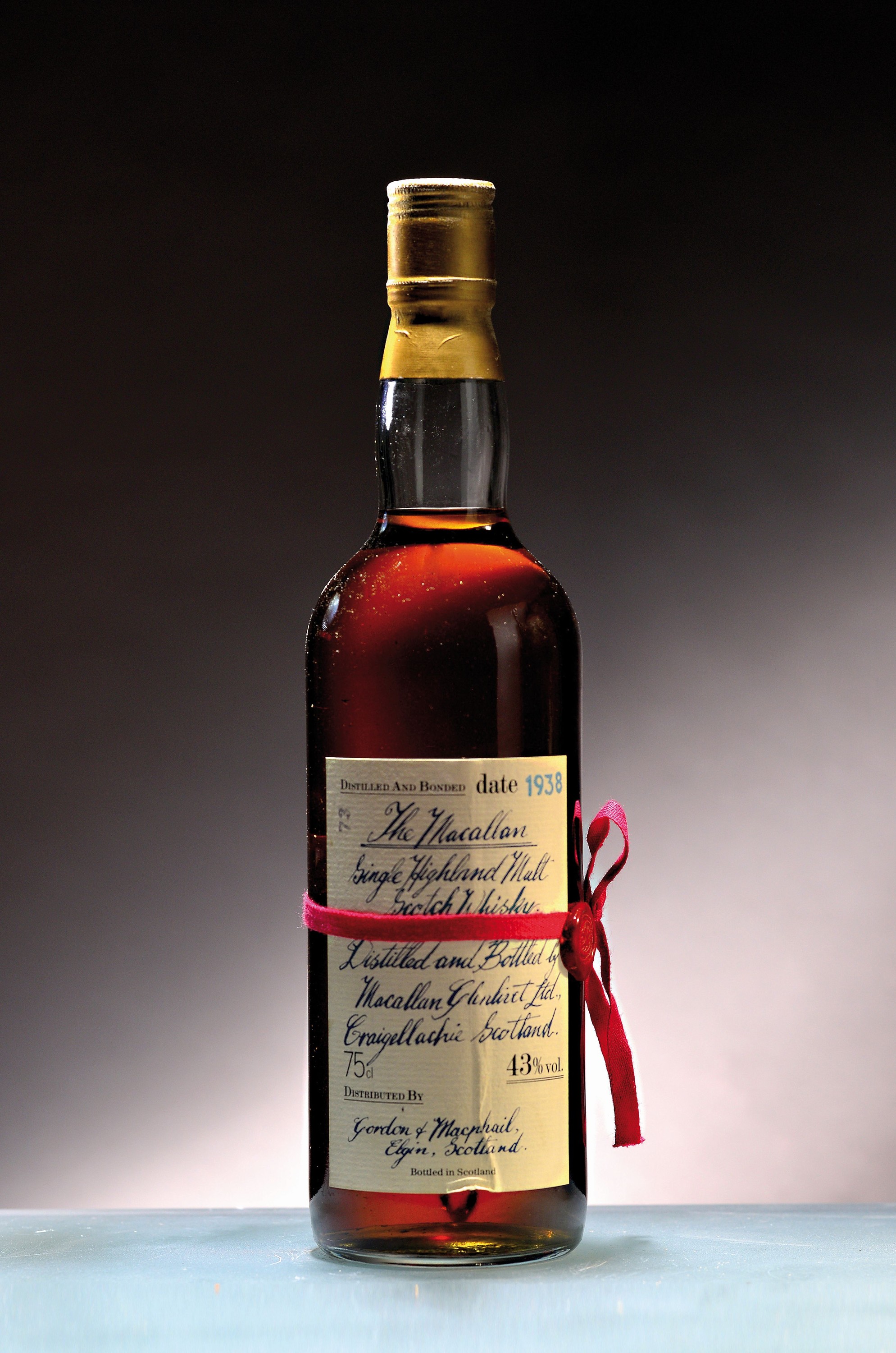 Detail a: 1 Flasche 1938 The Macallan Red Ribbon, destilliert am 31. Dezember 1938, abgefüllt am22. September 1980, Flasche No. 38, ca. 75cl, 43%Vol., Etikett ...