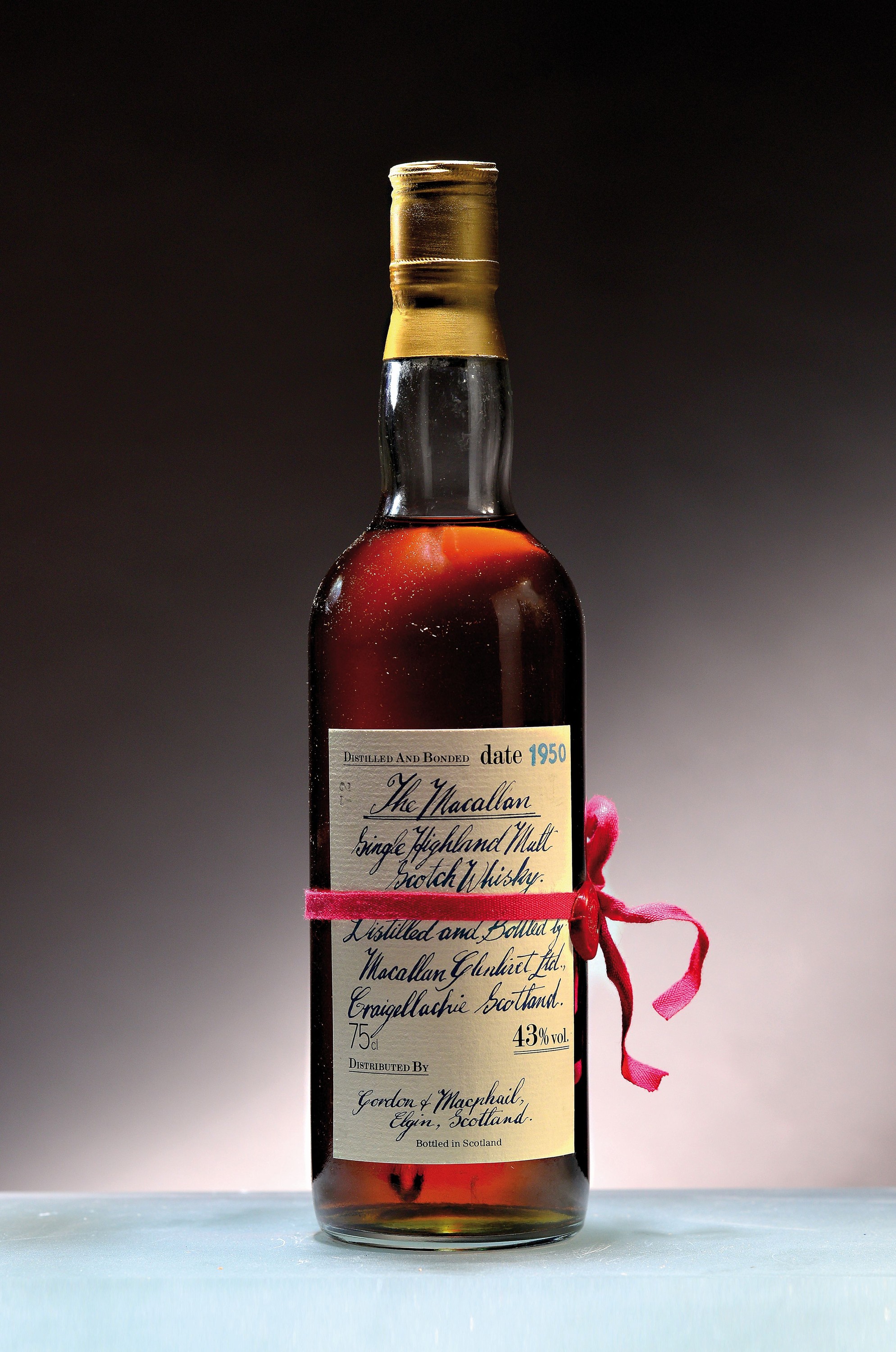 Detail a: 1 Flasche 1950 The Macallan Red Ribbon, destilliert am 24. März 1950, abgefüllt am 23. September 1980, Flasche No. 72, ca. 75cl, 43%Vol., in orig. ...