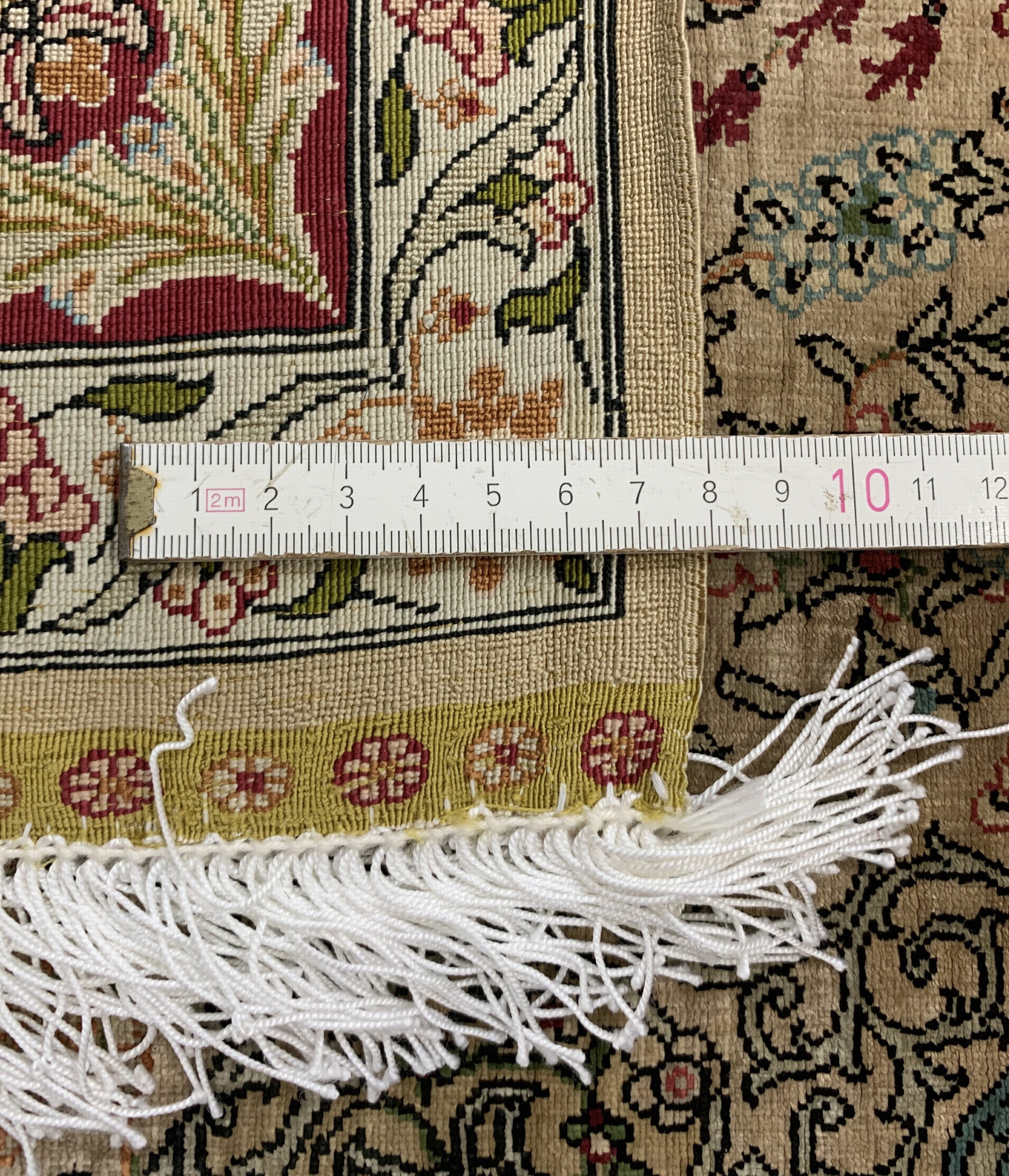Detail h: Hereke Seide fein Türkei, signiert "? zipek",Mitte 20.Jhd, reine Naturseide, ca. 160 x 95 cm, ca. 1,0 Mio. Kn/qm, EHZ: 2, (Fransen ...