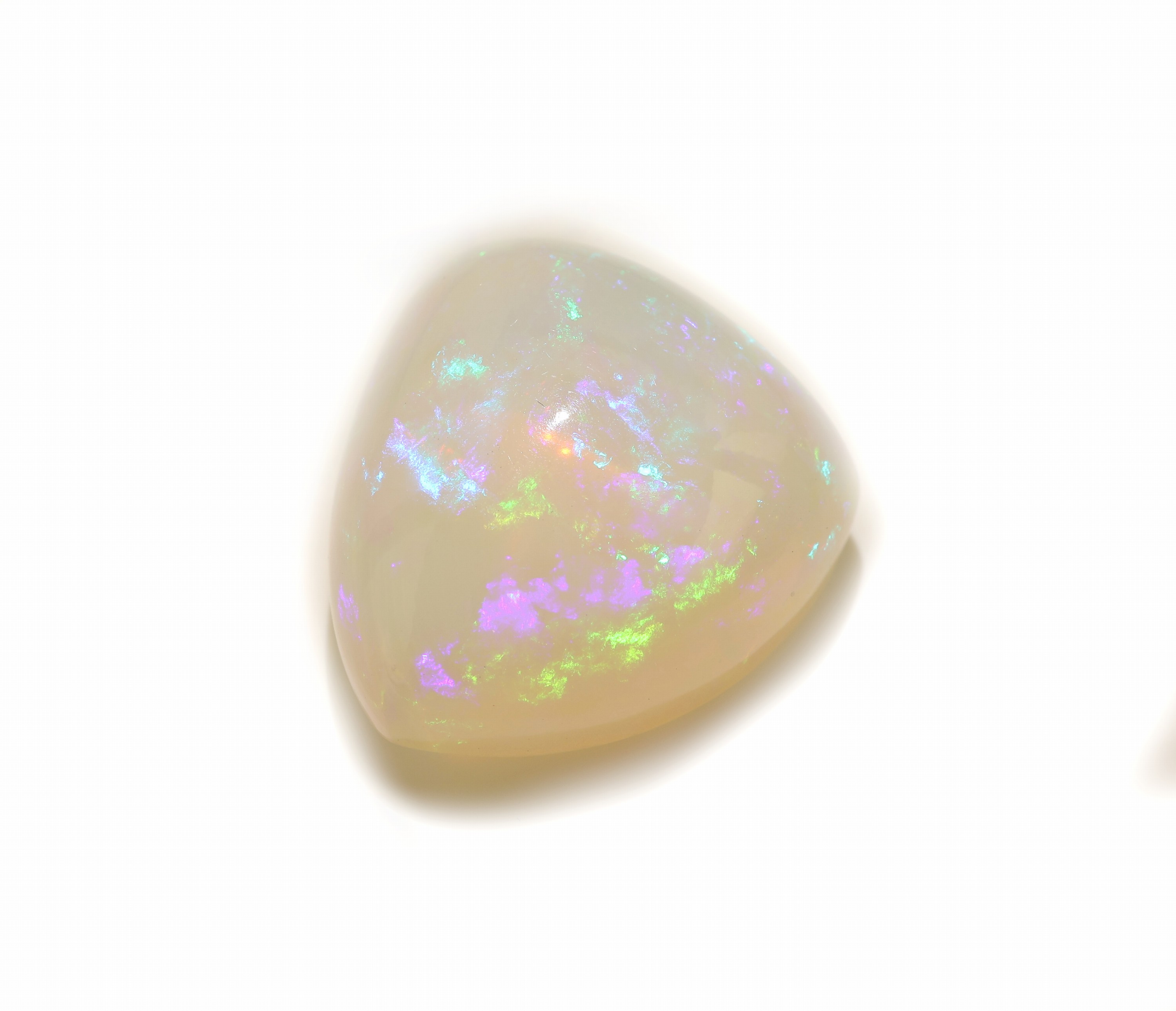 Loser Opal, ca. 28.1 ct, dreieckiger Cabochon, Farbspiel in blau und grün, ca. 22 x20 x 12 mm