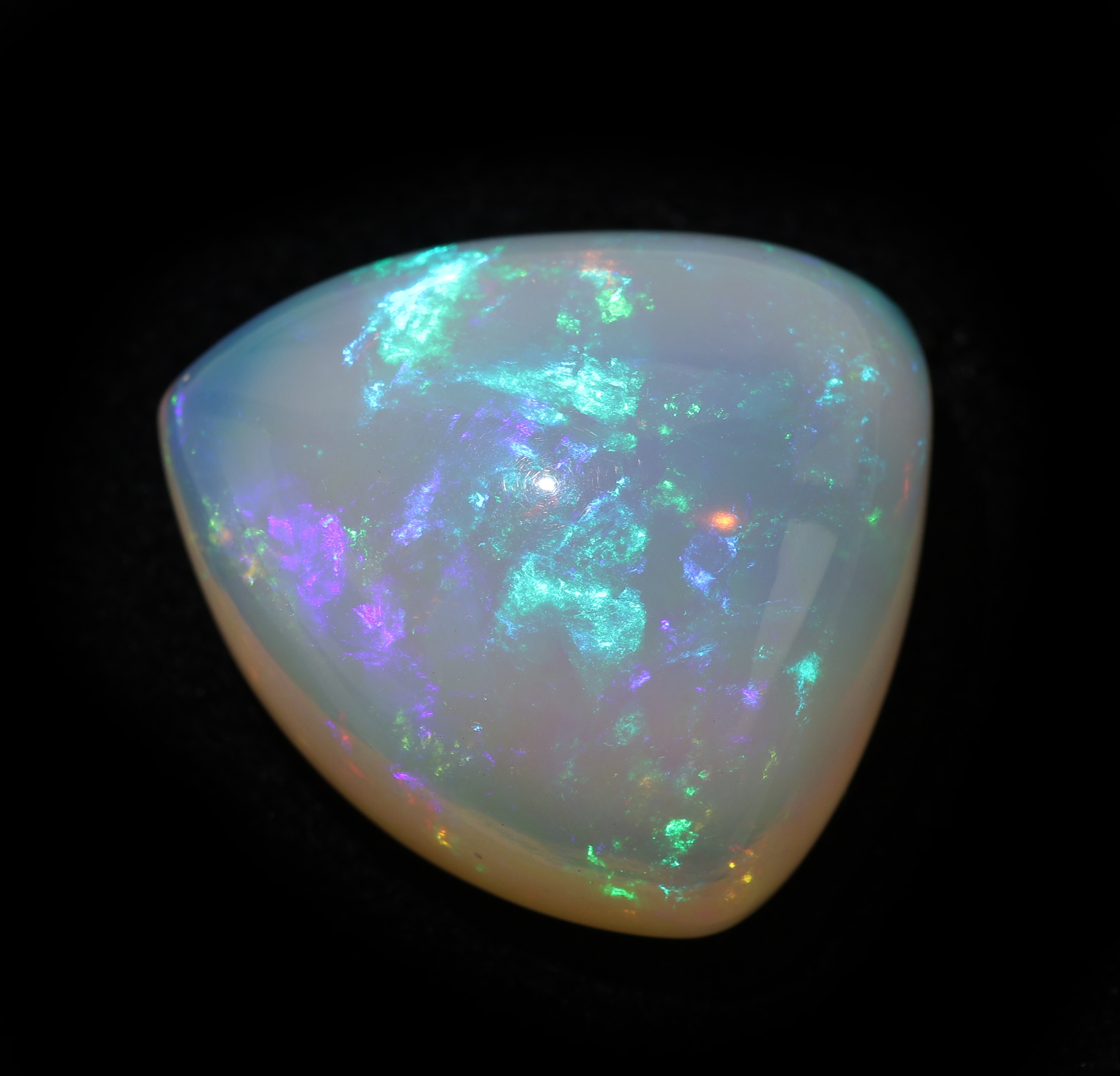 Detail a: Loser Opal, ca. 28.1 ct, dreieckiger Cabochon, Farbspiel in blau und grün, ca. 22 x20 x 12 mm