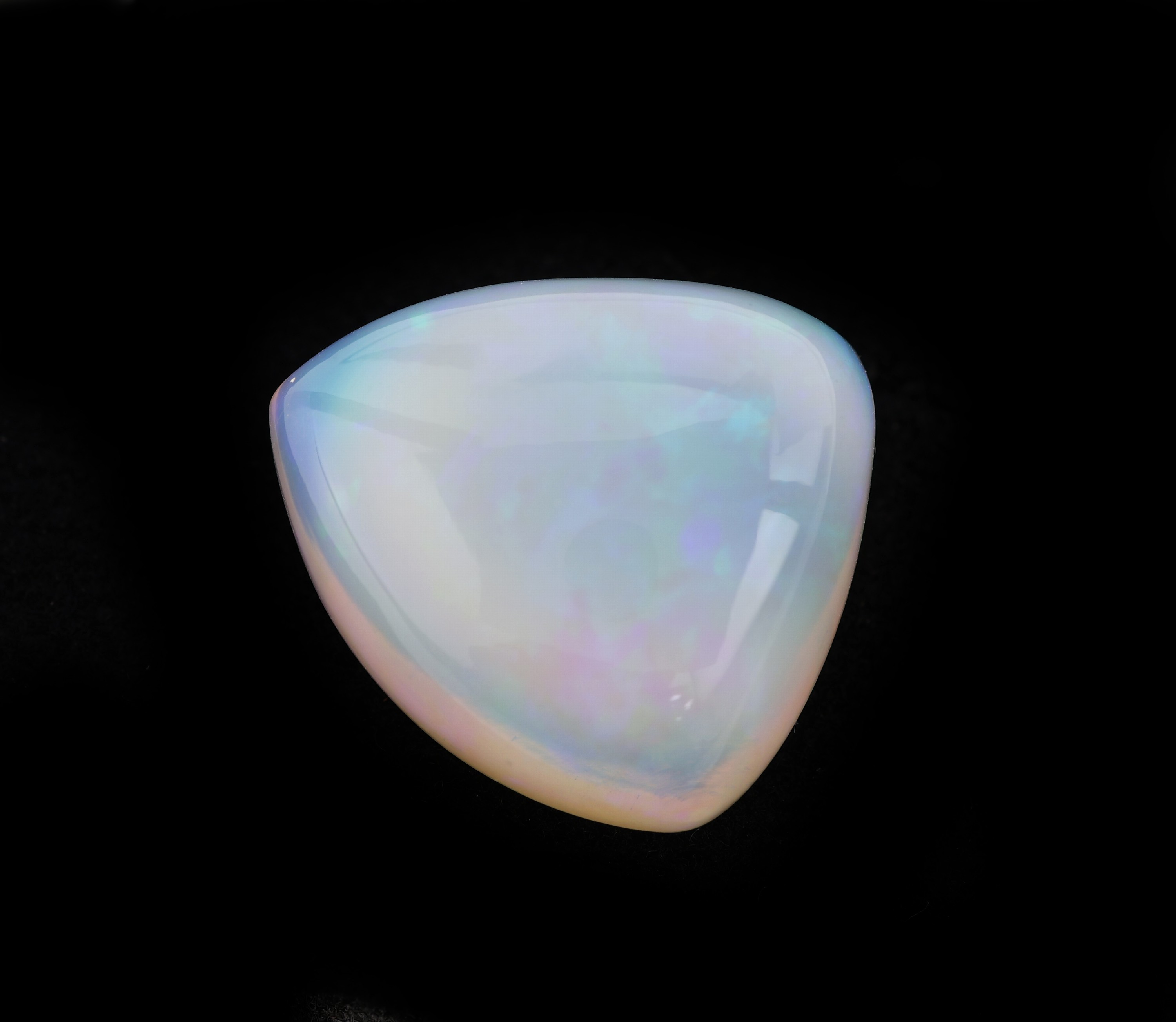 Detail b: Loser Opal, ca. 28.1 ct, dreieckiger Cabochon, Farbspiel in blau und grün, ca. 22 x20 x 12 mm