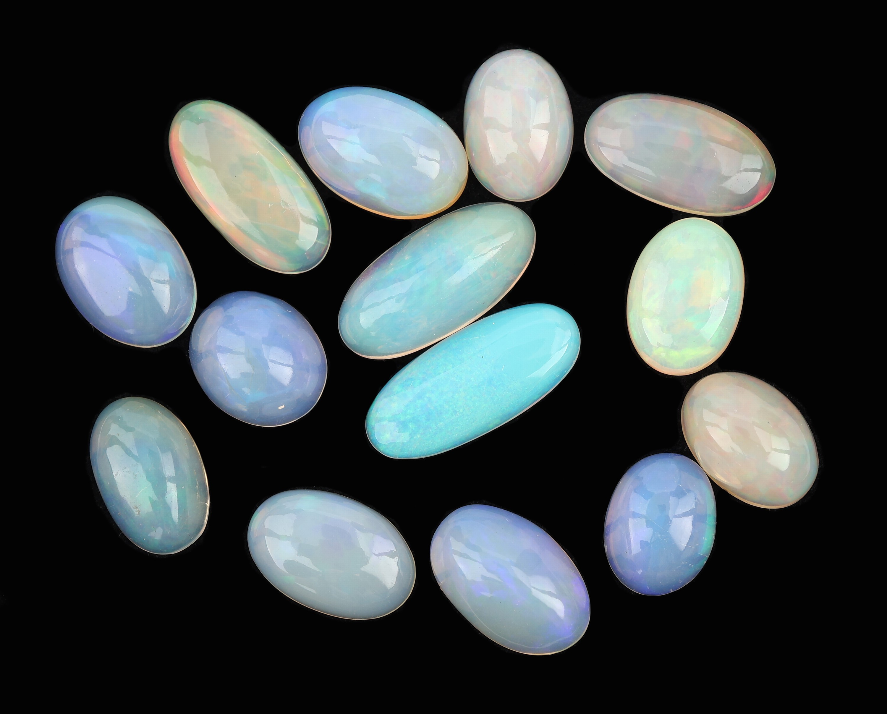 Detail a: Lot 14 lose Opale, ca. 26.3 ct, Cabochons in versch. Grössen und Formen, Farbspiel hauptsächlich in blau und grün