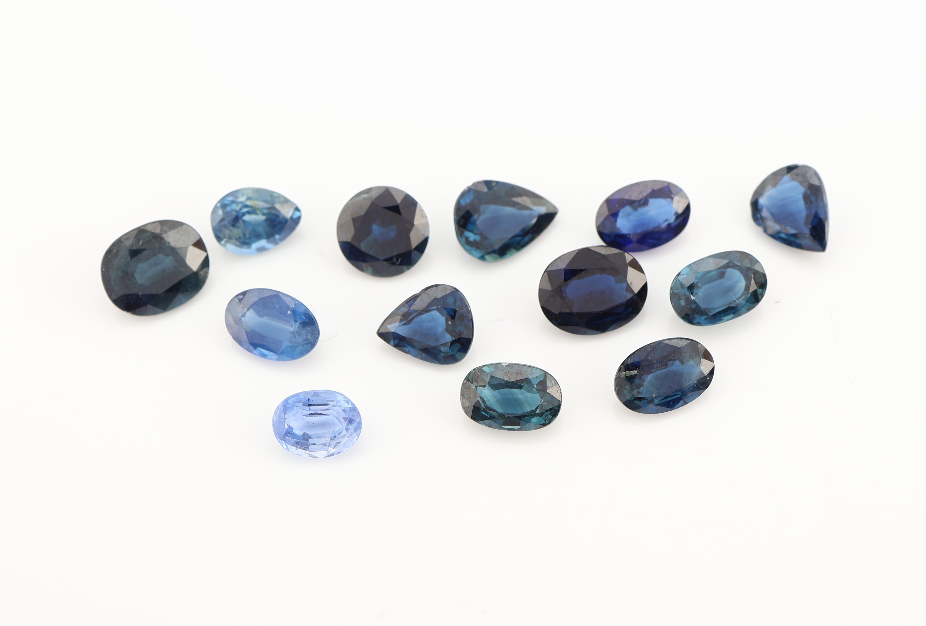 Lot 13 lose Saphire, ca. 9.23 ct, versch. Grössen und Farbnuancen, oval- und tropfenf. facett, Ausfassware