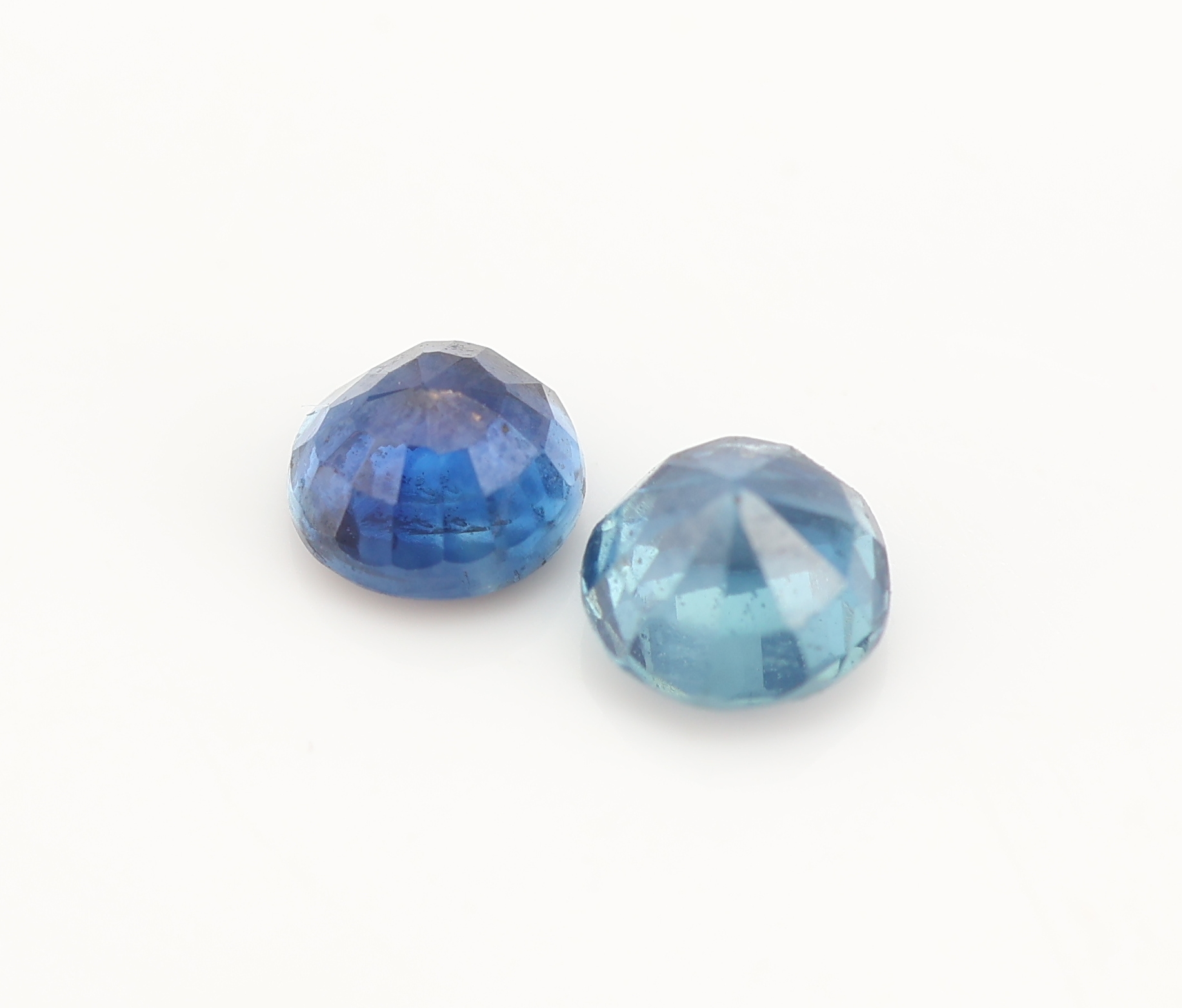 Detail b: Lot lose Saphire, ca. 18.75 ct, rundfacett.in versch. Grössen und Farbnuancen, Ausfassware