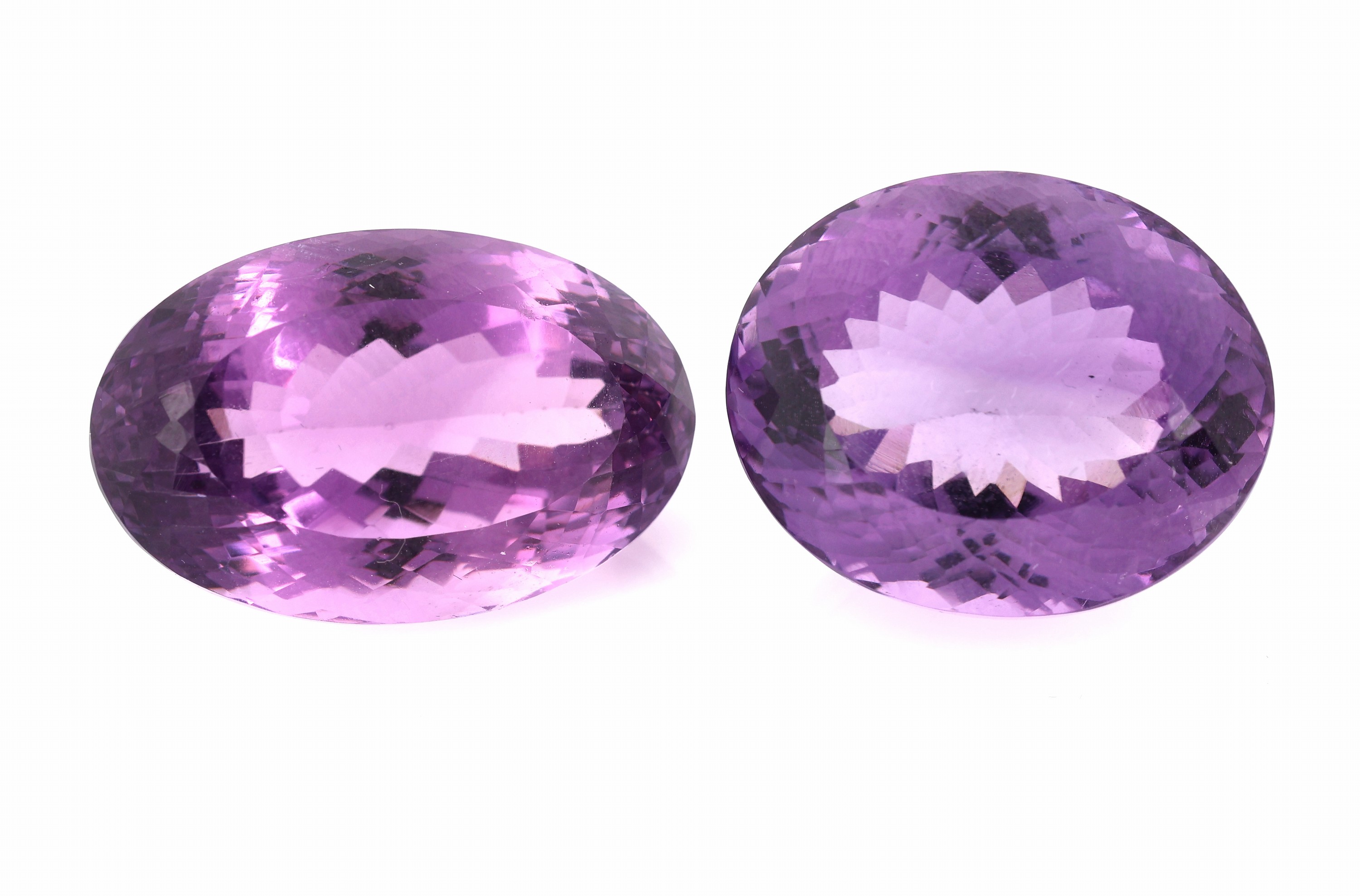 Konvolut 2 lose ovalfacett. Amethyste: 1 x ca. 43.10 ct, ca. 23 x 19 x 16 mm, sehr schöne Farbe; 1 x ca. 41.28 ct, ca. 26 x 17 x 15 mm sehr schöne ...