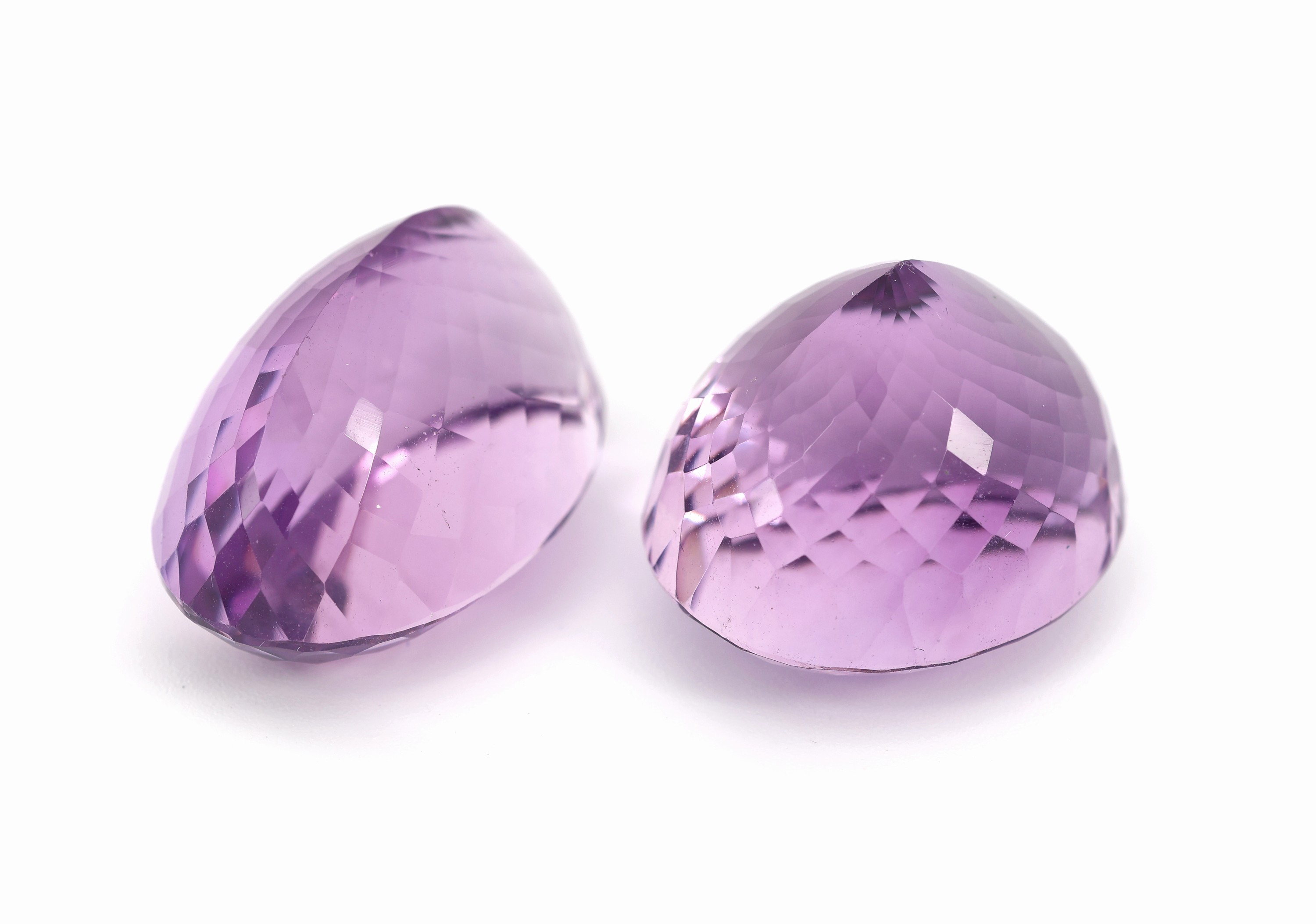 Detail a: Konvolut 2 lose ovalfacett. Amethyste: 1 x ca. 43.10 ct, ca. 23 x 19 x 16 mm, sehr schöne Farbe; 1 x ca. 41.28 ct, ca. 26 x 17 x 15 mm sehr schöne ...