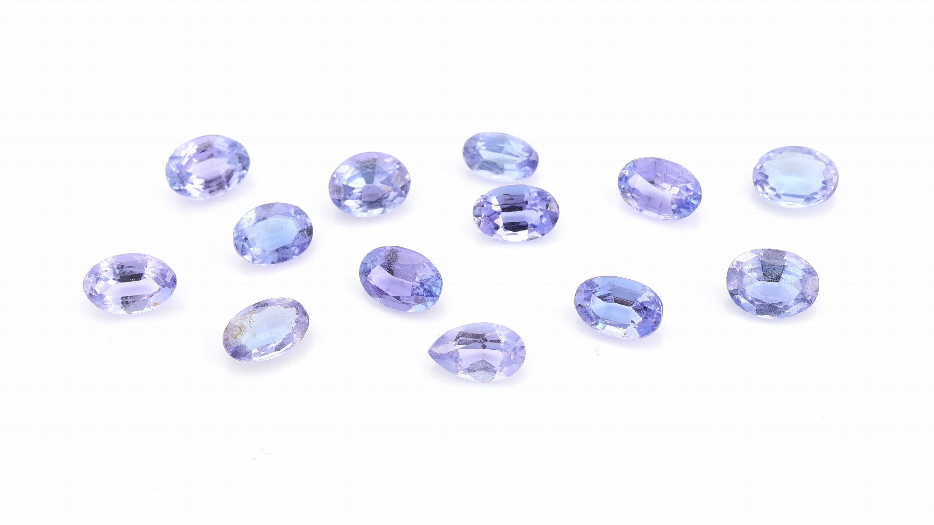 Lot 13 lose Tansanite, ca. 4.57 ct, ovalfacett. in versch. Grössen