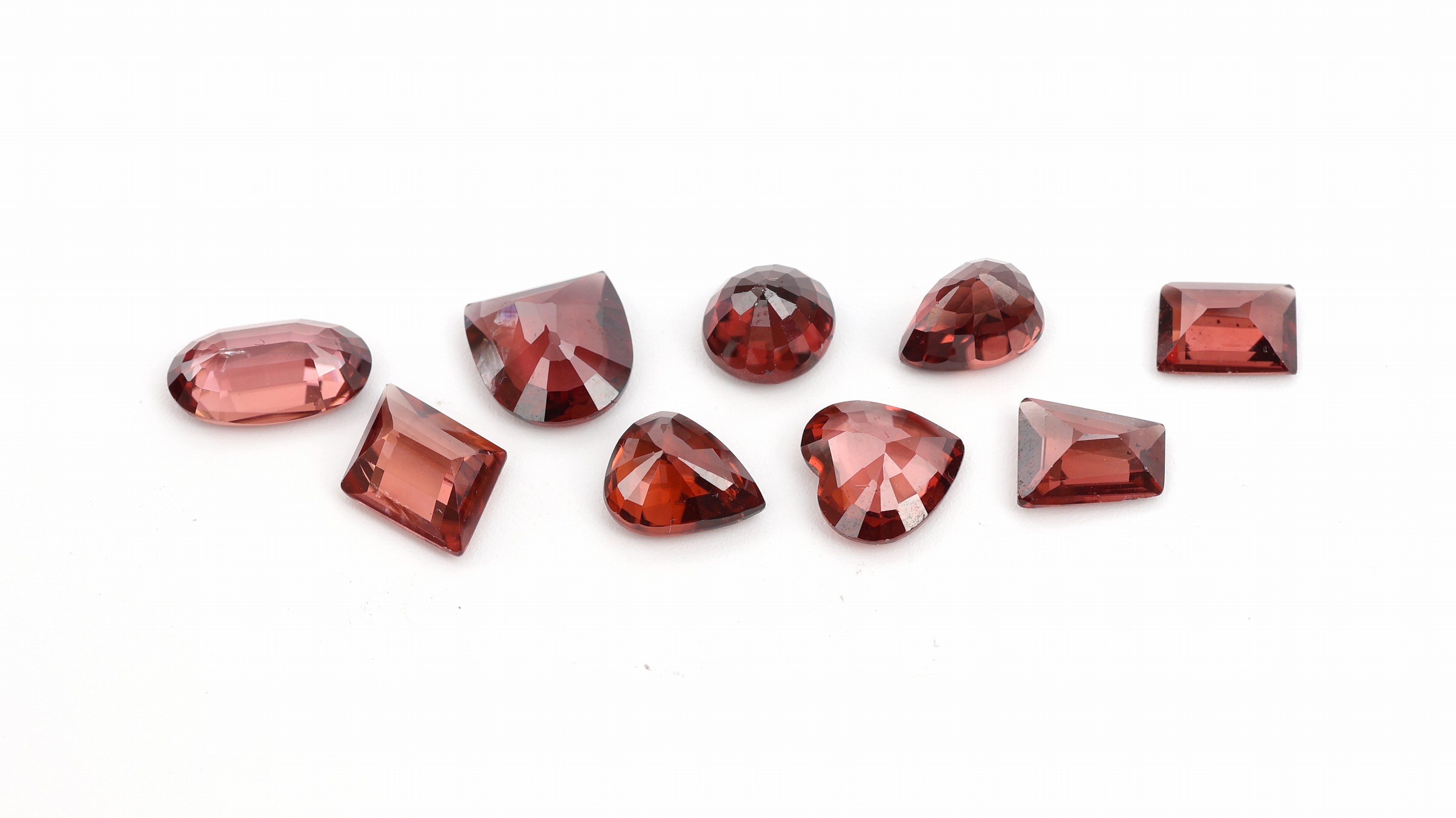 Detail a: Lot 9 lose Granate, ca. 14.35 ct, versch. Schliffformen und Grössen