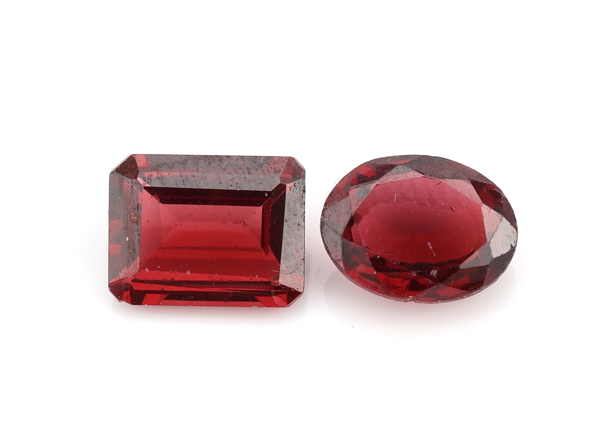 Detail a: Lot lose Granate, ca. 30.35 ct, versch. Schliffformen und Größen, Ausfassware, z.T mitKerben/Ausbruch
