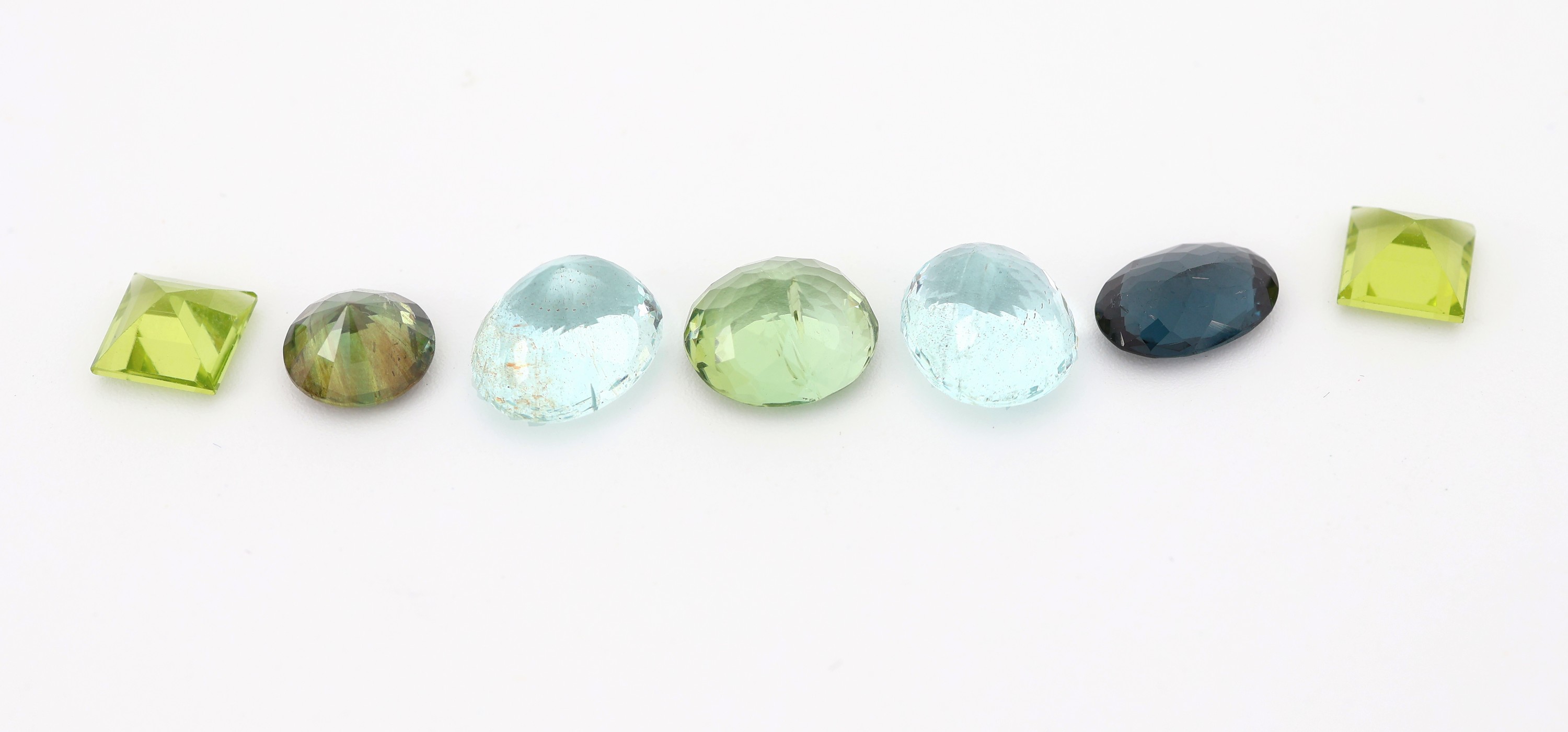 Detail a: Lot 7 lose Farbsteine, 2 Peridot-Carrees zus. ca. 2.36 ct, 2 ovalfacett. Aquamarine zus. ca. 5.26 ct, 1 ovalfacett. Turmalin ca. 2.59 ct, 1 ...