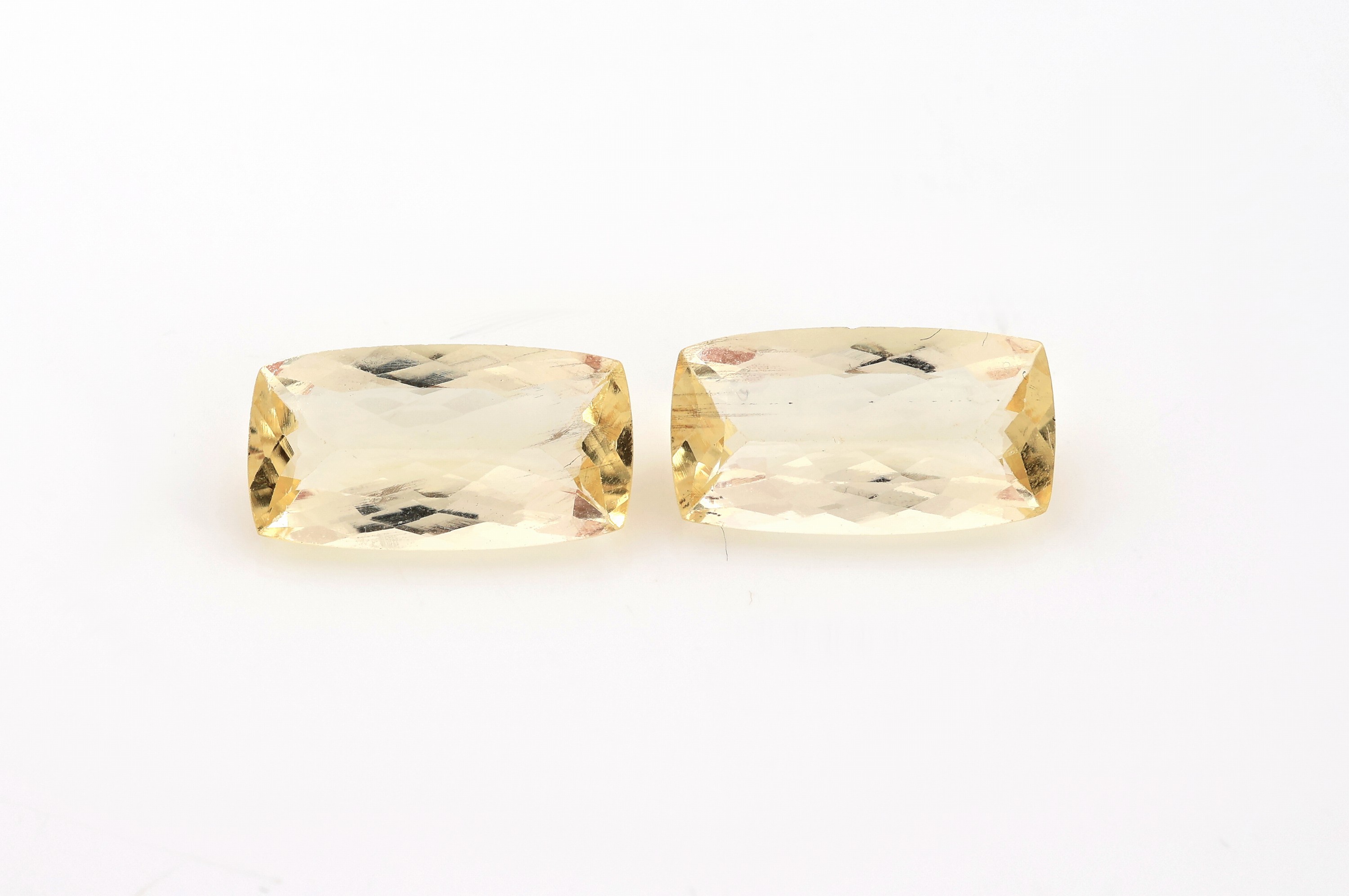 Lot 2 lose Skapolithe, zus. ca. 12.37 ct, ca. 17 x 10 x 5 mm