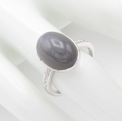 Image Ring mit Mondstein und Brillanten, WG 750/000, grauer Mondsteincabochon ca. 7.99 ct,10 ...