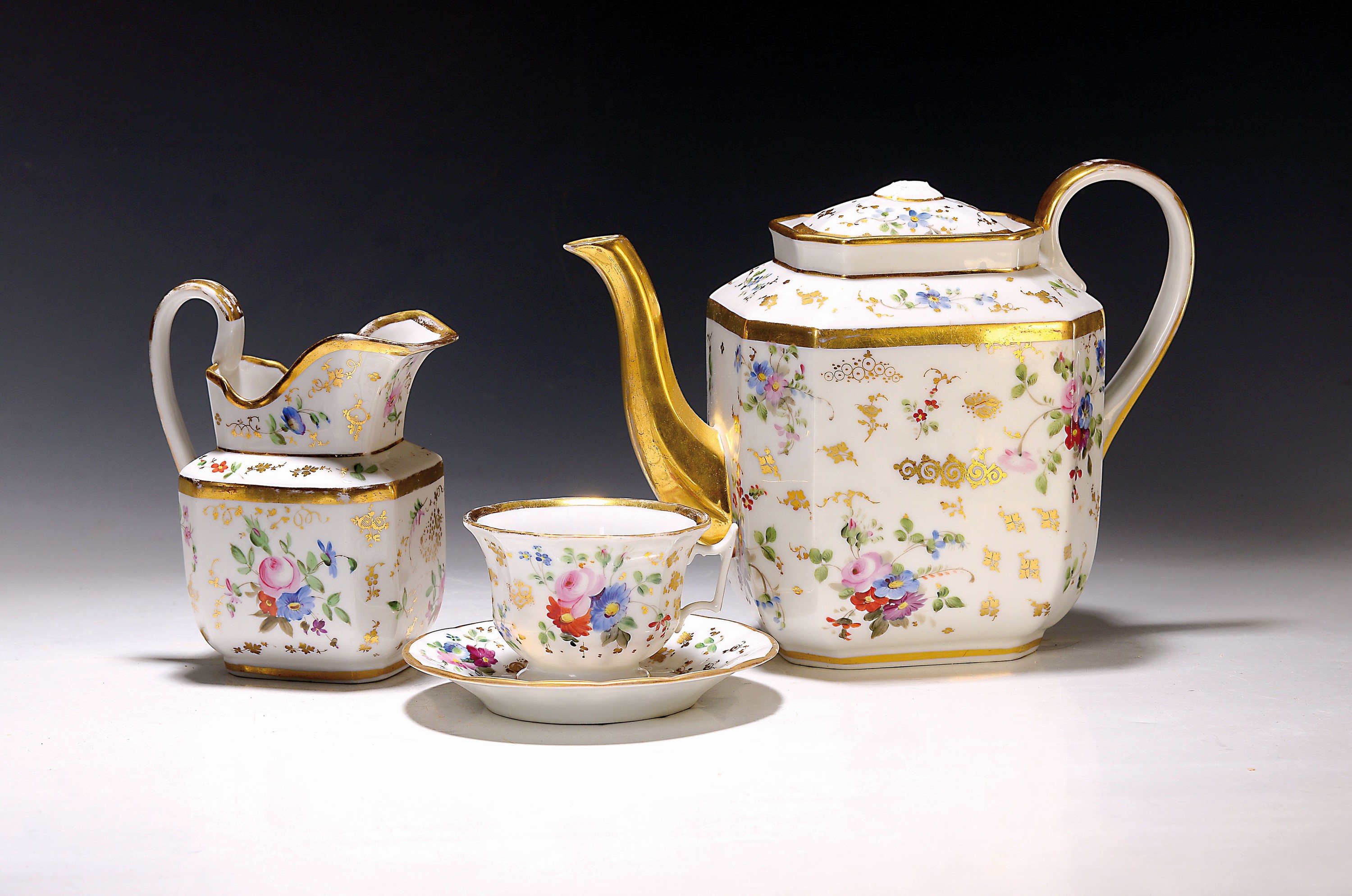 Kaffeeservice, deutsch, um 1850-60, Porzellan, reiche Goldstaffage, bunte Malerei von kleinen Blumenbuketts und Streublumen, Kanne (Deckelbekrönung ...