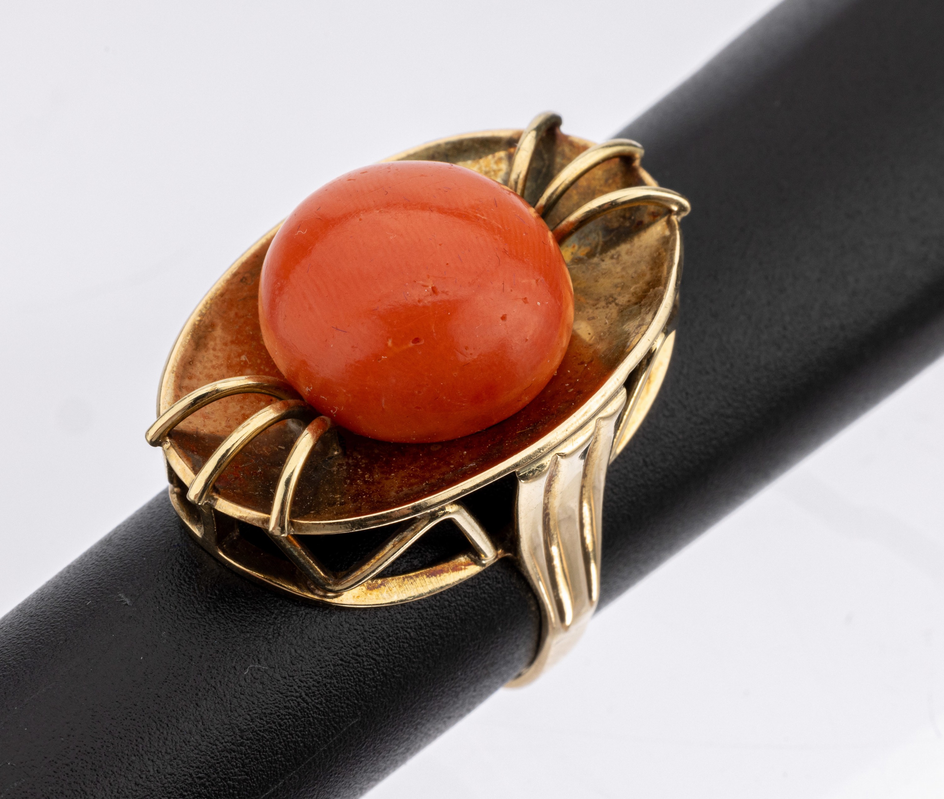 14 kt Gold Korallen Ring, 1960er Jahre, GG 585/000, Korallenbouton von guter Farbe, aufwändige Ringschiene mit Golddrähten verz., ca. 12.5 g, RW ...