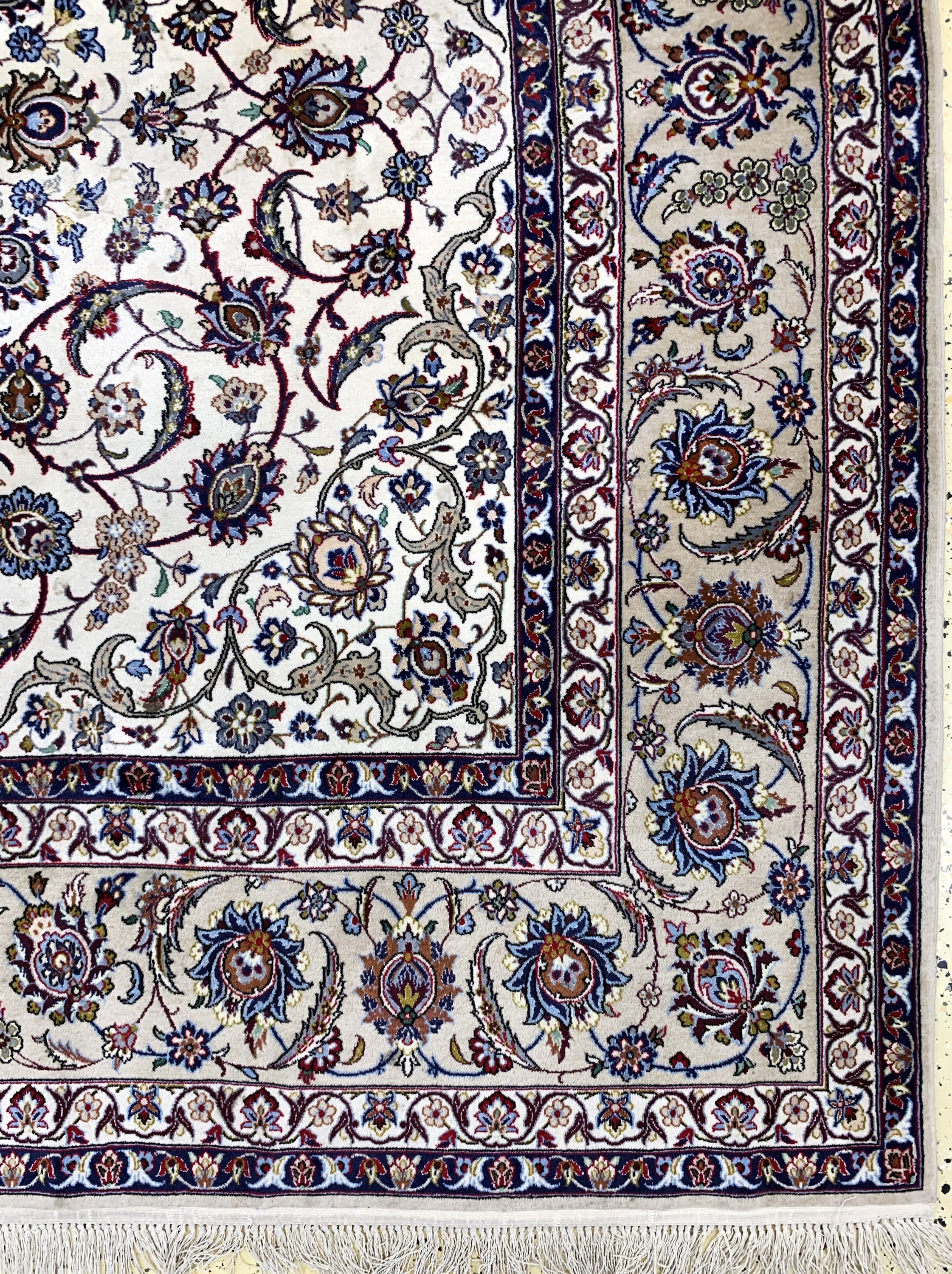Detail a: Esfahan fein, Persien, ca. 40 Jahre, Korkwolle mit und auf Seide, ca. 204 x 201 cm,EHZ: 2-3, reinigungsbedürftig