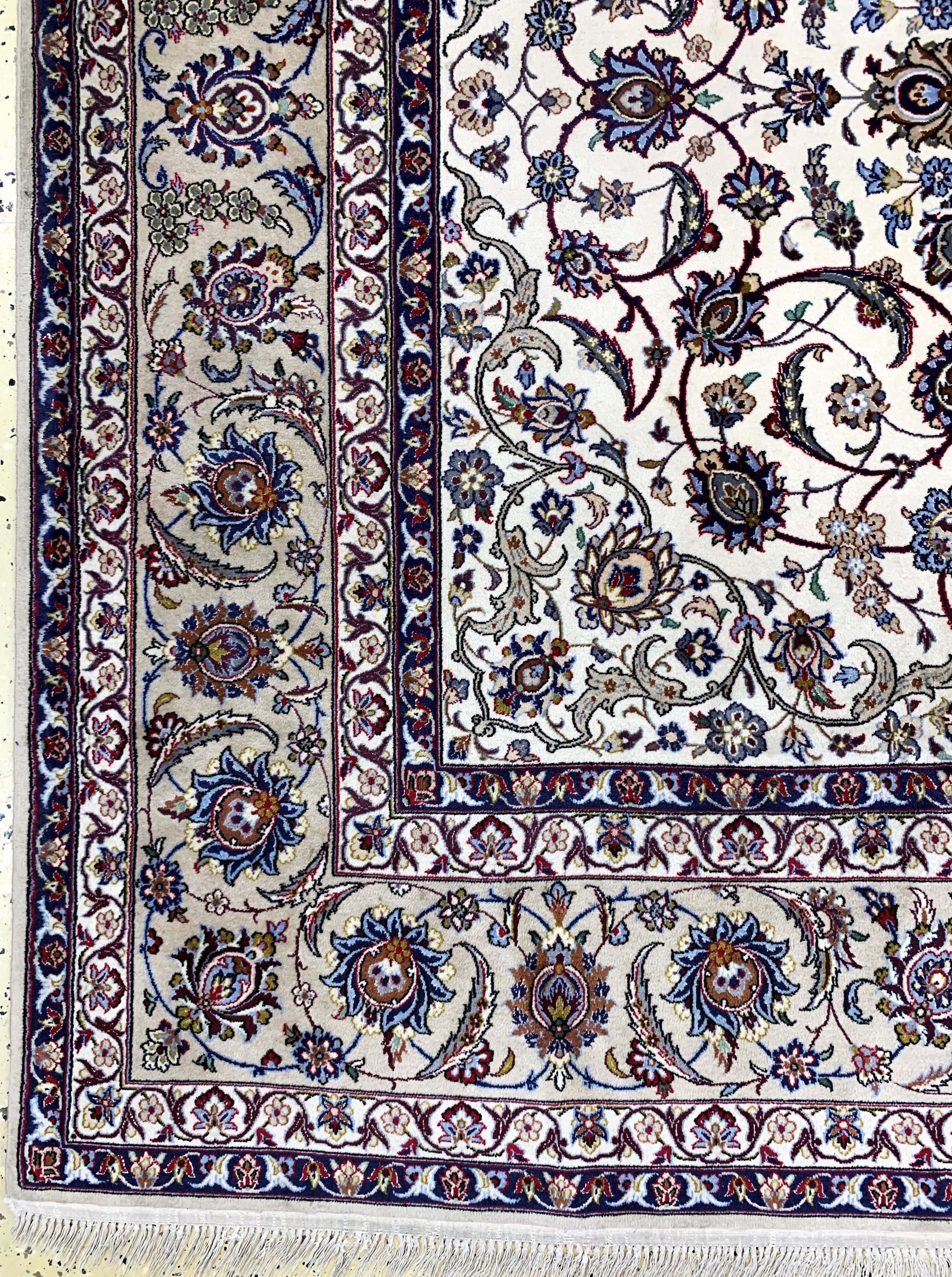 Detail b: Esfahan fein, Persien, ca. 40 Jahre, Korkwolle mit und auf Seide, ca. 204 x 201 cm,EHZ: 2-3, reinigungsbedürftig