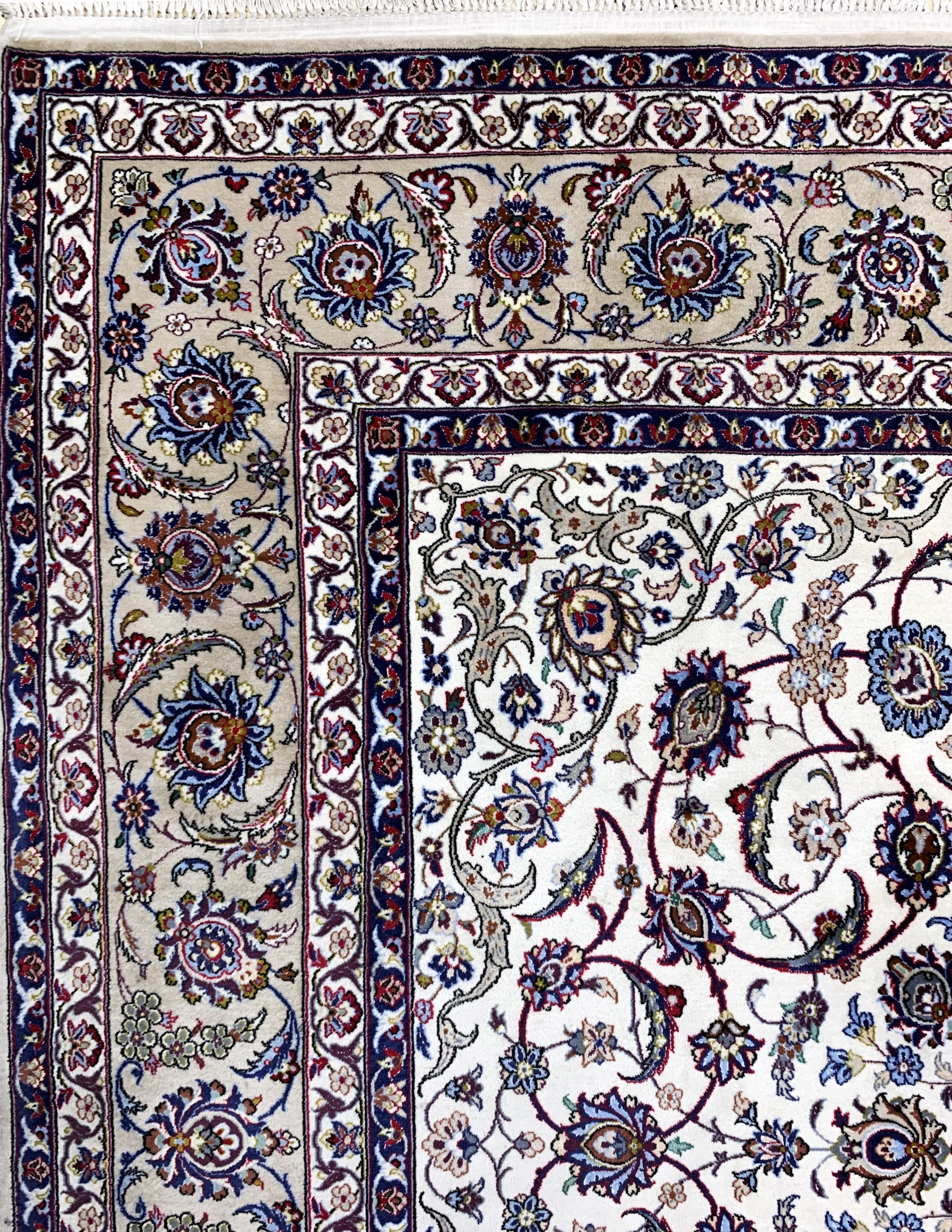 Detail d: Esfahan fein, Persien, ca. 40 Jahre, Korkwolle mit und auf Seide, ca. 204 x 201 cm,EHZ: 2-3, reinigungsbedürftig