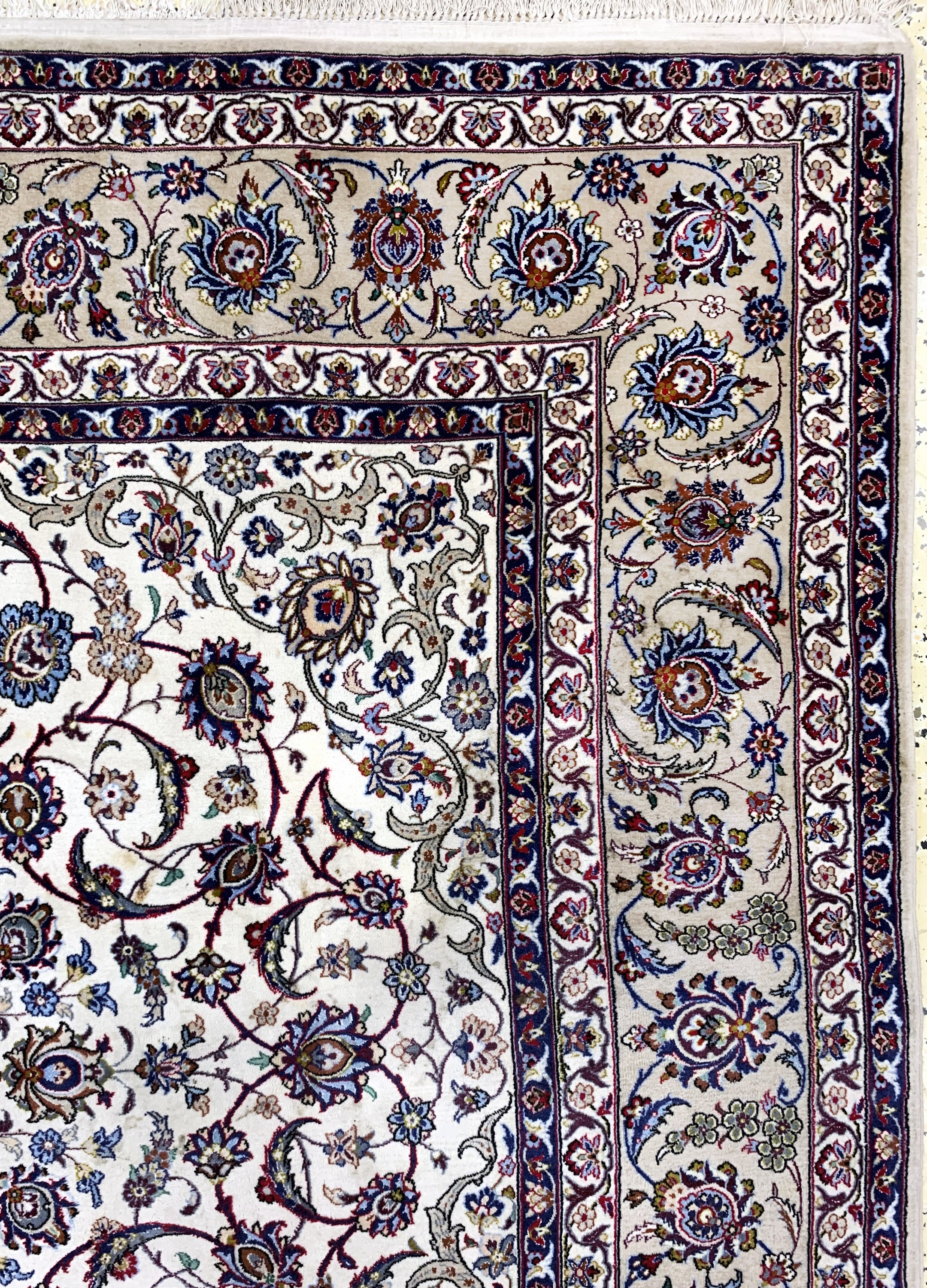 Detail e: Esfahan fein, Persien, ca. 40 Jahre, Korkwolle mit und auf Seide, ca. 204 x 201 cm,EHZ: 2-3, reinigungsbedürftig