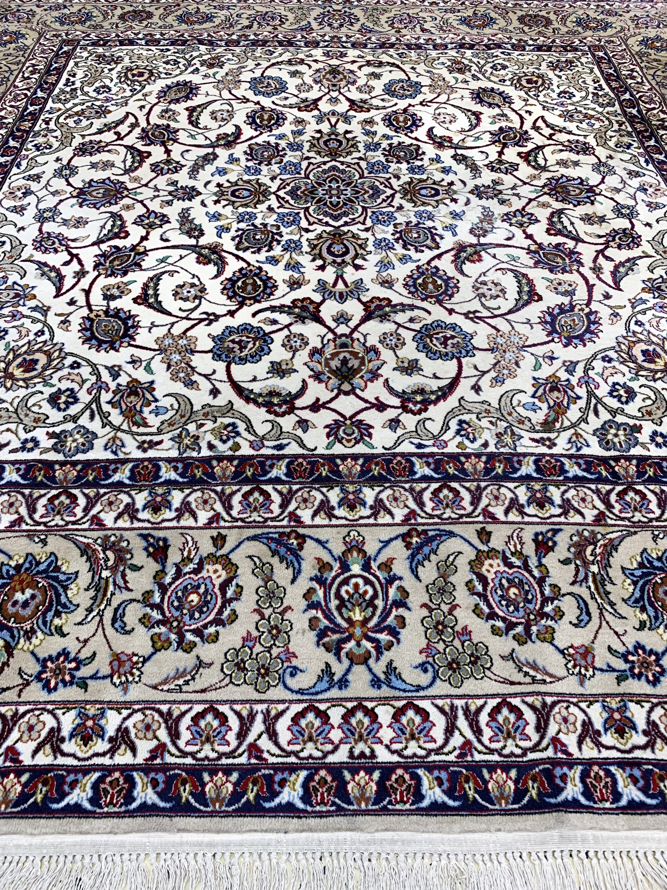 Detail f: Esfahan fein, Persien, ca. 40 Jahre, Korkwolle mit und auf Seide, ca. 204 x 201 cm,EHZ: 2-3, reinigungsbedürftig