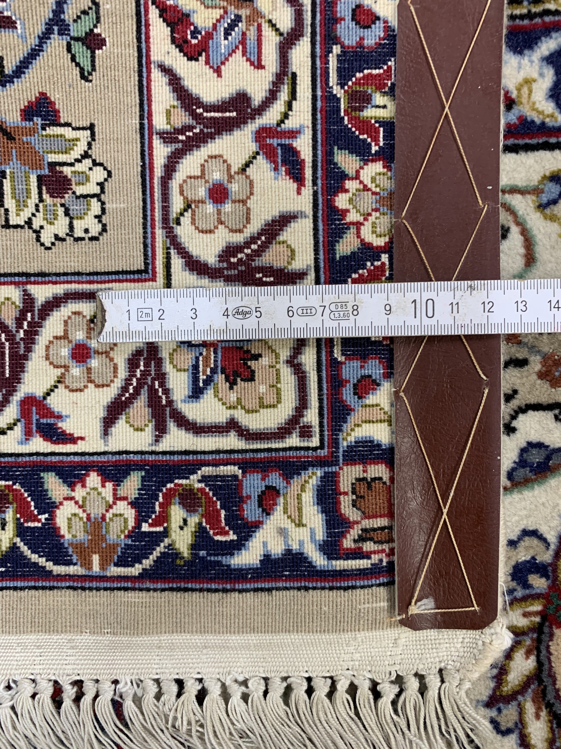 Detail g: Esfahan fein, Persien, ca. 40 Jahre, Korkwolle mit und auf Seide, ca. 204 x 201 cm,EHZ: 2-3, reinigungsbedürftig