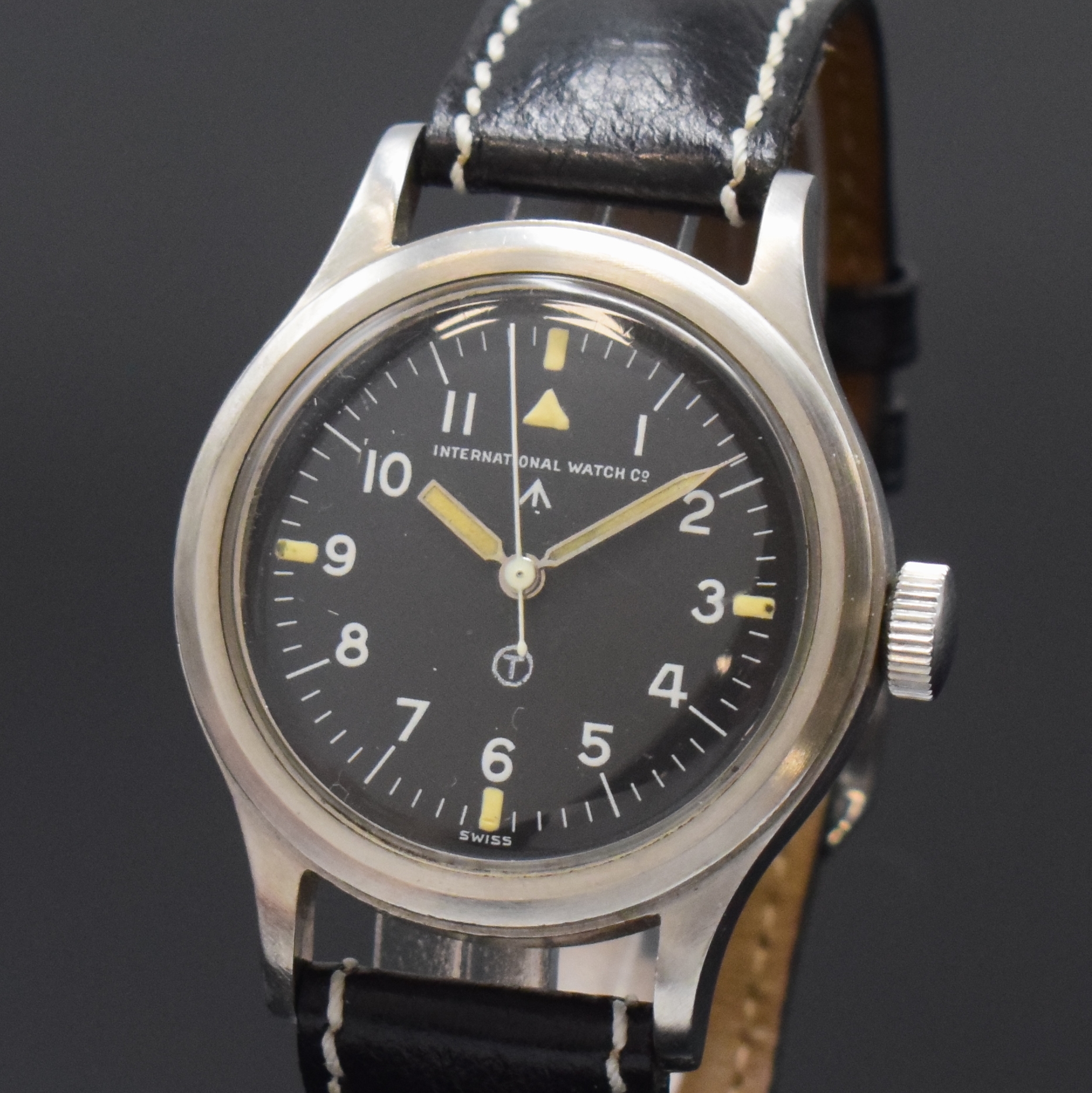 Detail a: IWC Fliegeruhr Mark XI, Schweiz um 1950, Handaufzug, verschr. Stahlgeh. m. Weicheisen -Innengehäuse, IWC Lederband m. Dornschl., schwarzes ...