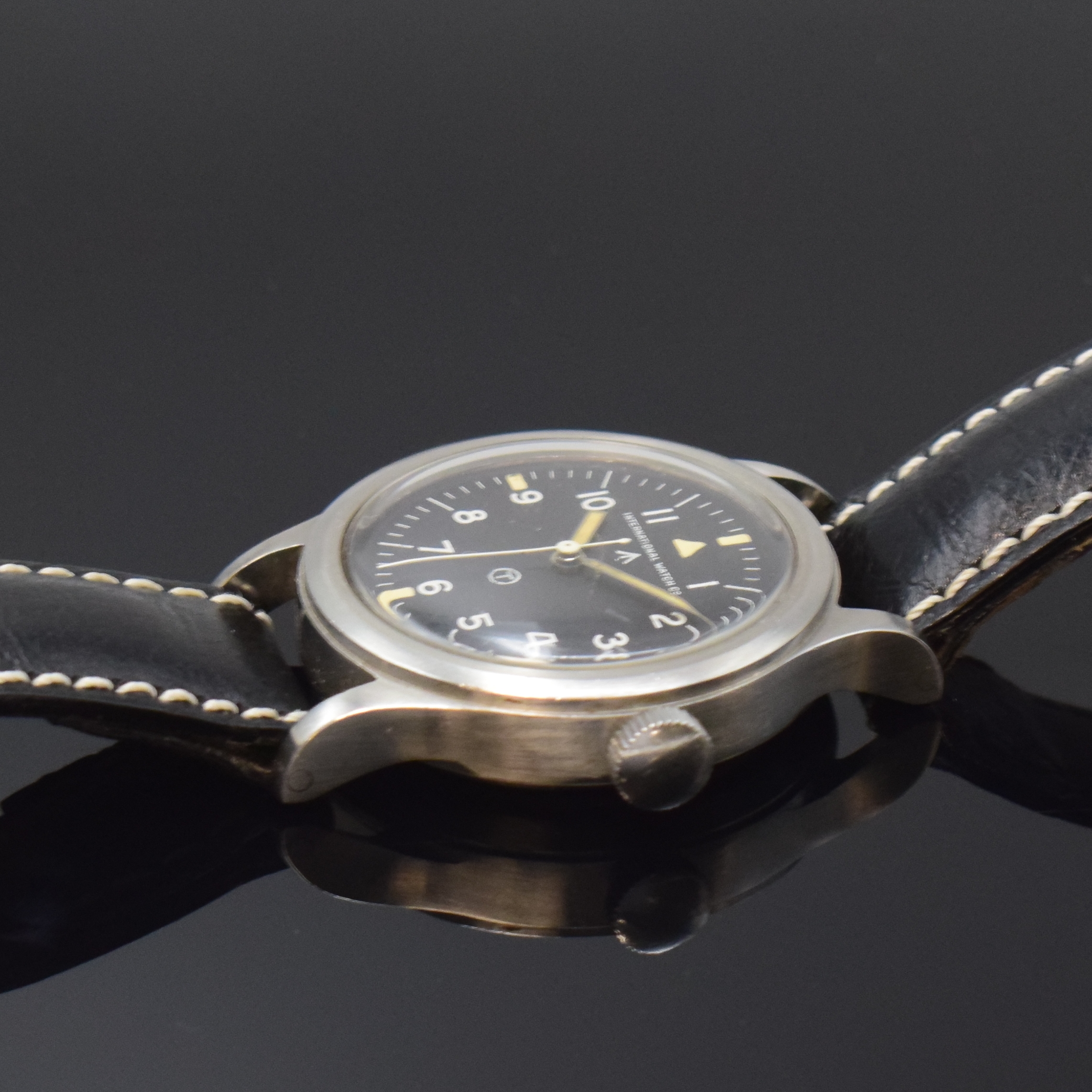 Detail b: IWC Fliegeruhr Mark XI, Schweiz um 1950, Handaufzug, verschr. Stahlgeh. m. Weicheisen -Innengehäuse, IWC Lederband m. Dornschl., schwarzes ...