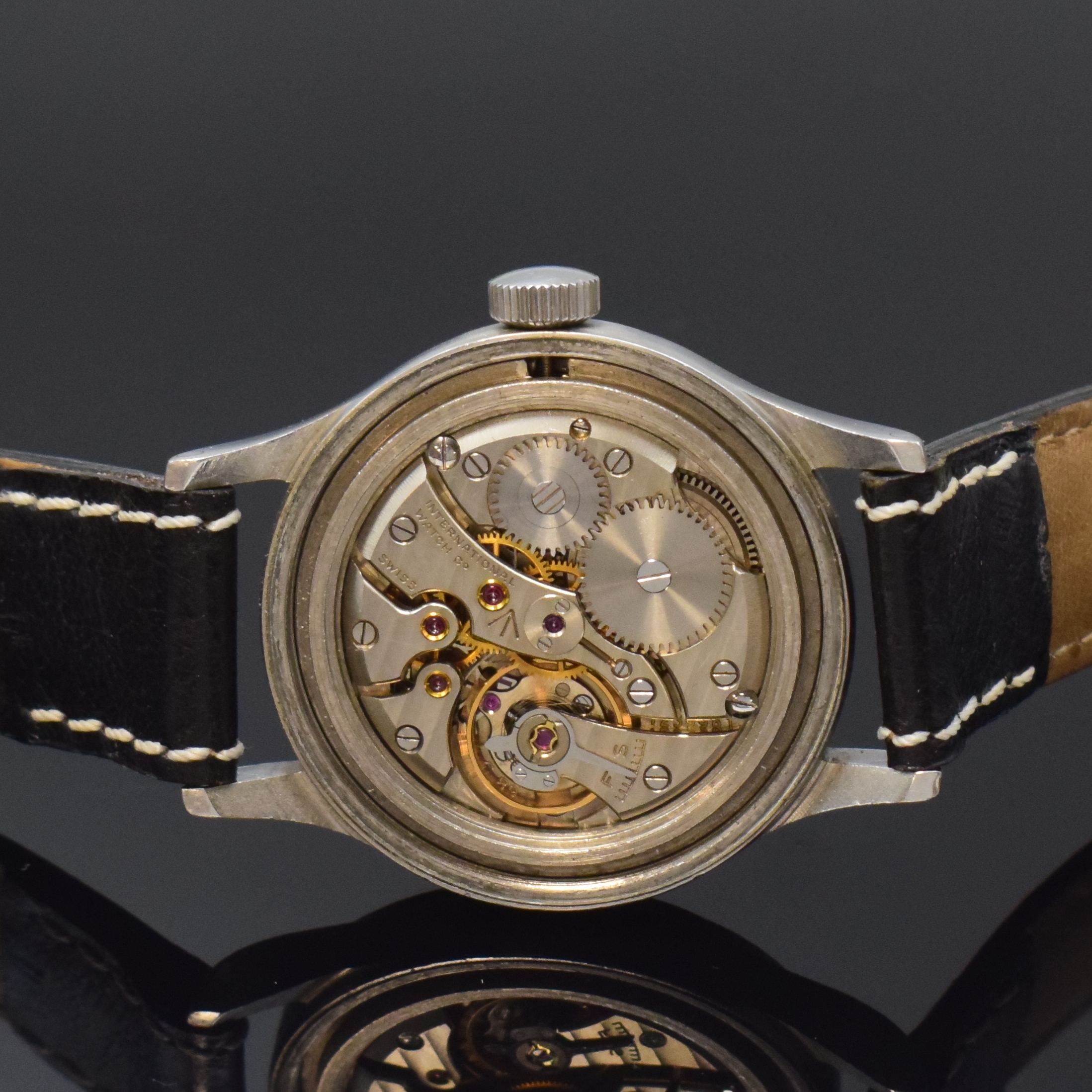 Detail d: IWC Fliegeruhr Mark XI, Schweiz um 1950, Handaufzug, verschr. Stahlgeh. m. Weicheisen -Innengehäuse, IWC Lederband m. Dornschl., schwarzes ...