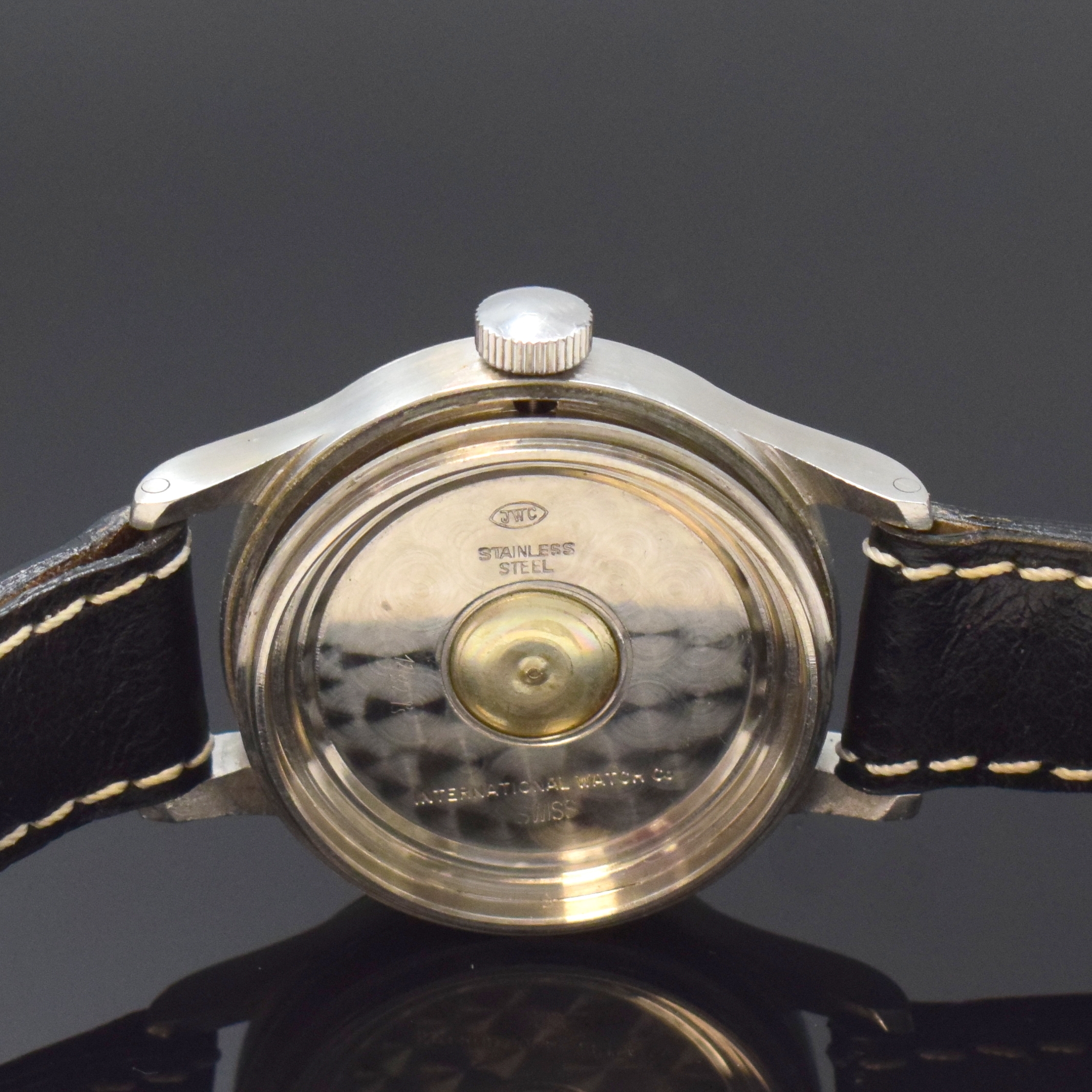 Detail e: IWC Fliegeruhr Mark XI, Schweiz um 1950, Handaufzug, verschr. Stahlgeh. m. Weicheisen -Innengehäuse, IWC Lederband m. Dornschl., schwarzes ...
