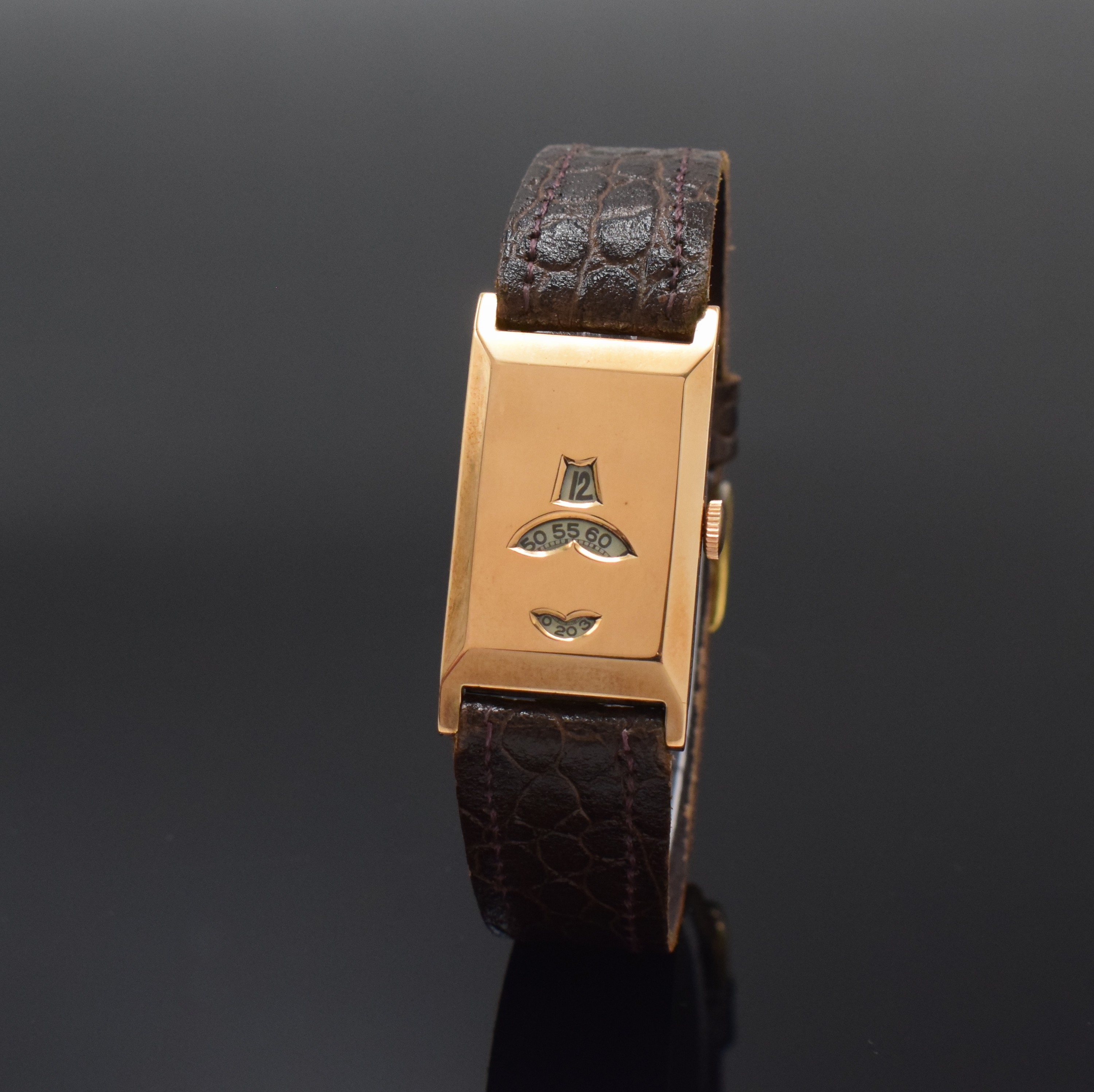 Rechteckige Armbanduhr in RoseG 375/000 mit digitaler Anzeige, Schweiz um 1935, Handaufzug, Scharniergeh., digitale Anzeige f. Std., Min. u. kl. ...